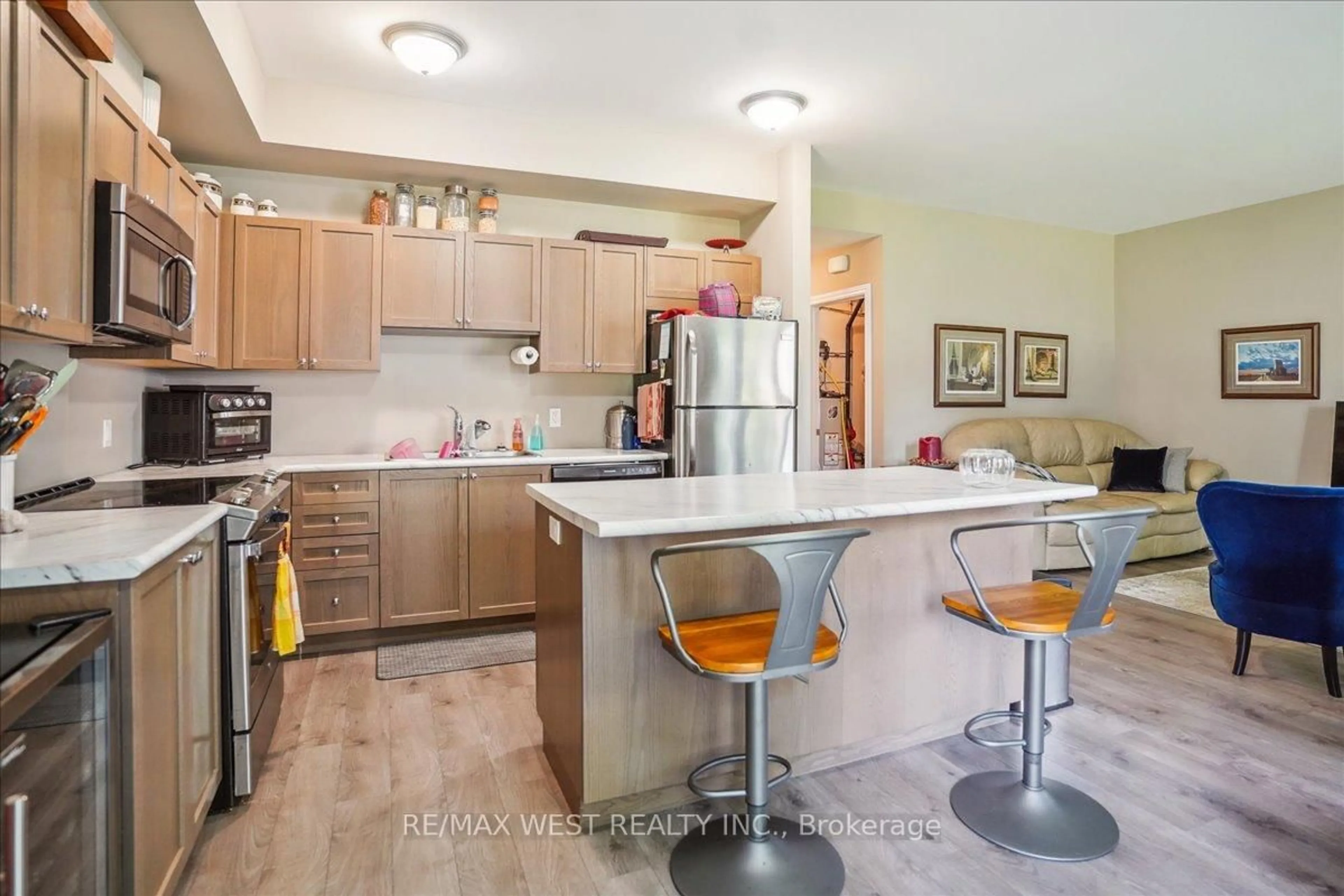 Open concept kitchen, ceramic/tile floor for 117 Rosehill Blvd, Oshawa Ontario L1J 5G8