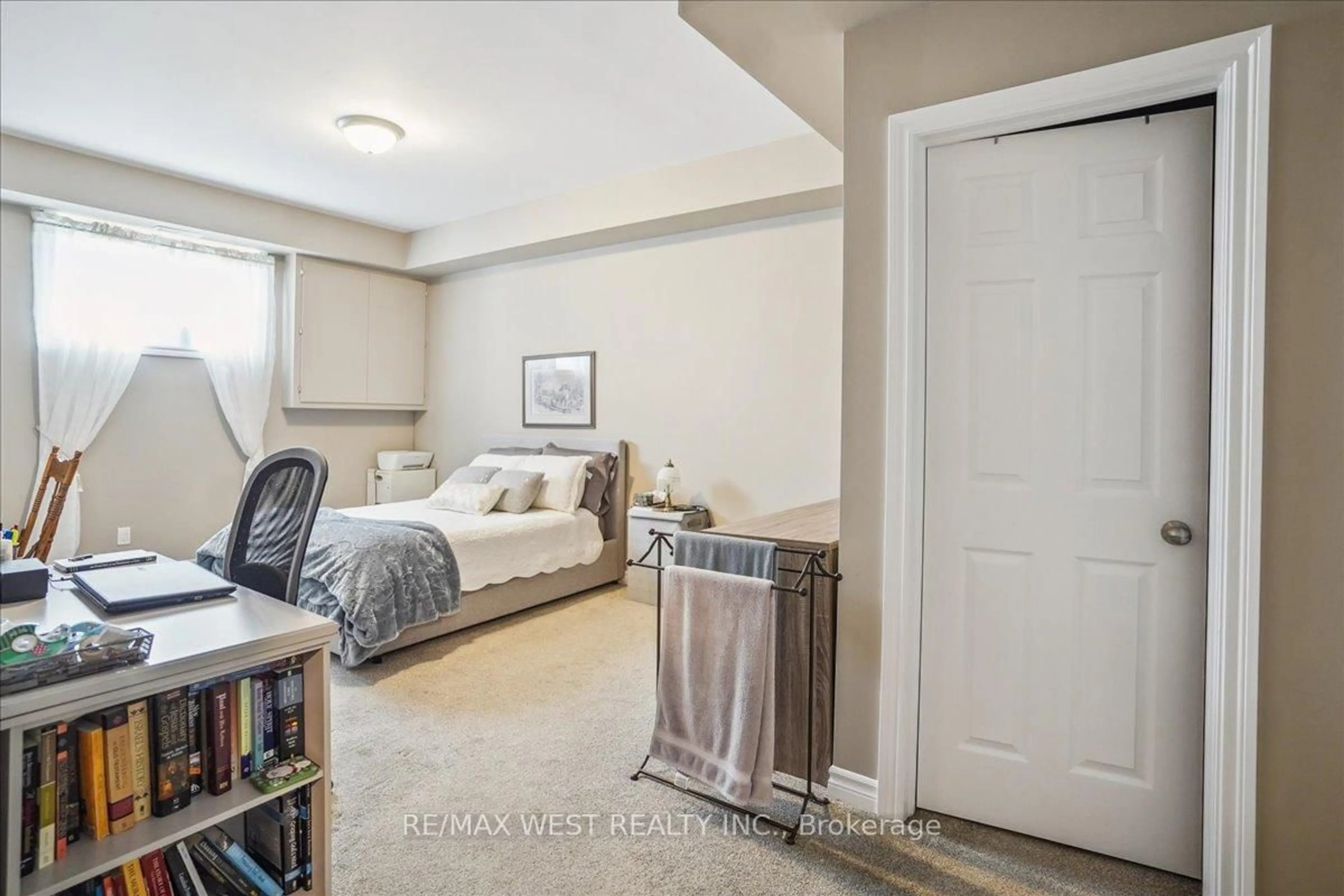 A pic of a room for 117 Rosehill Blvd, Oshawa Ontario L1J 5G8
