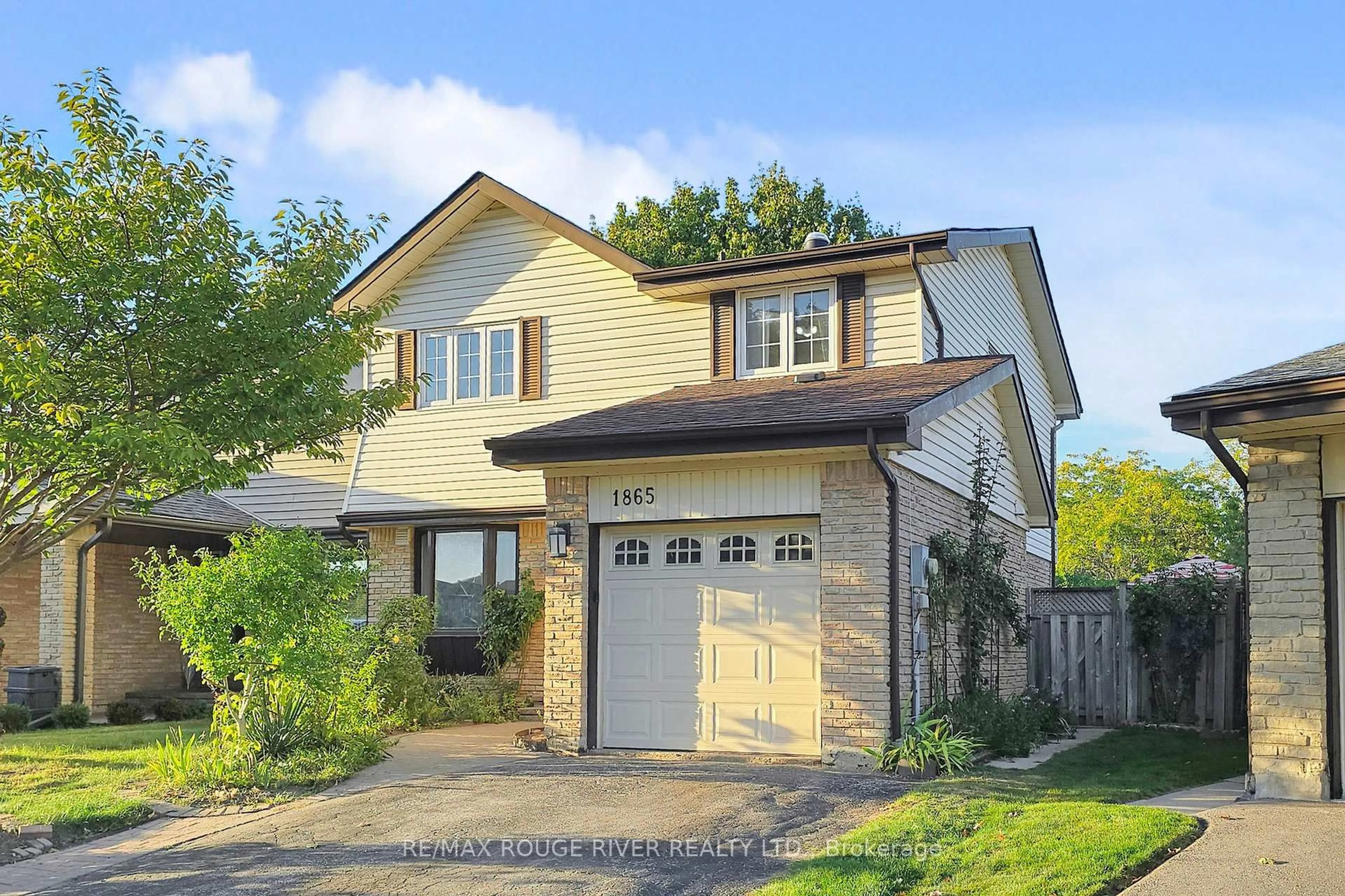 Home with vinyl exterior material, street for 1865 Cricket Lane, Pickering Ontario L1V 3J2
