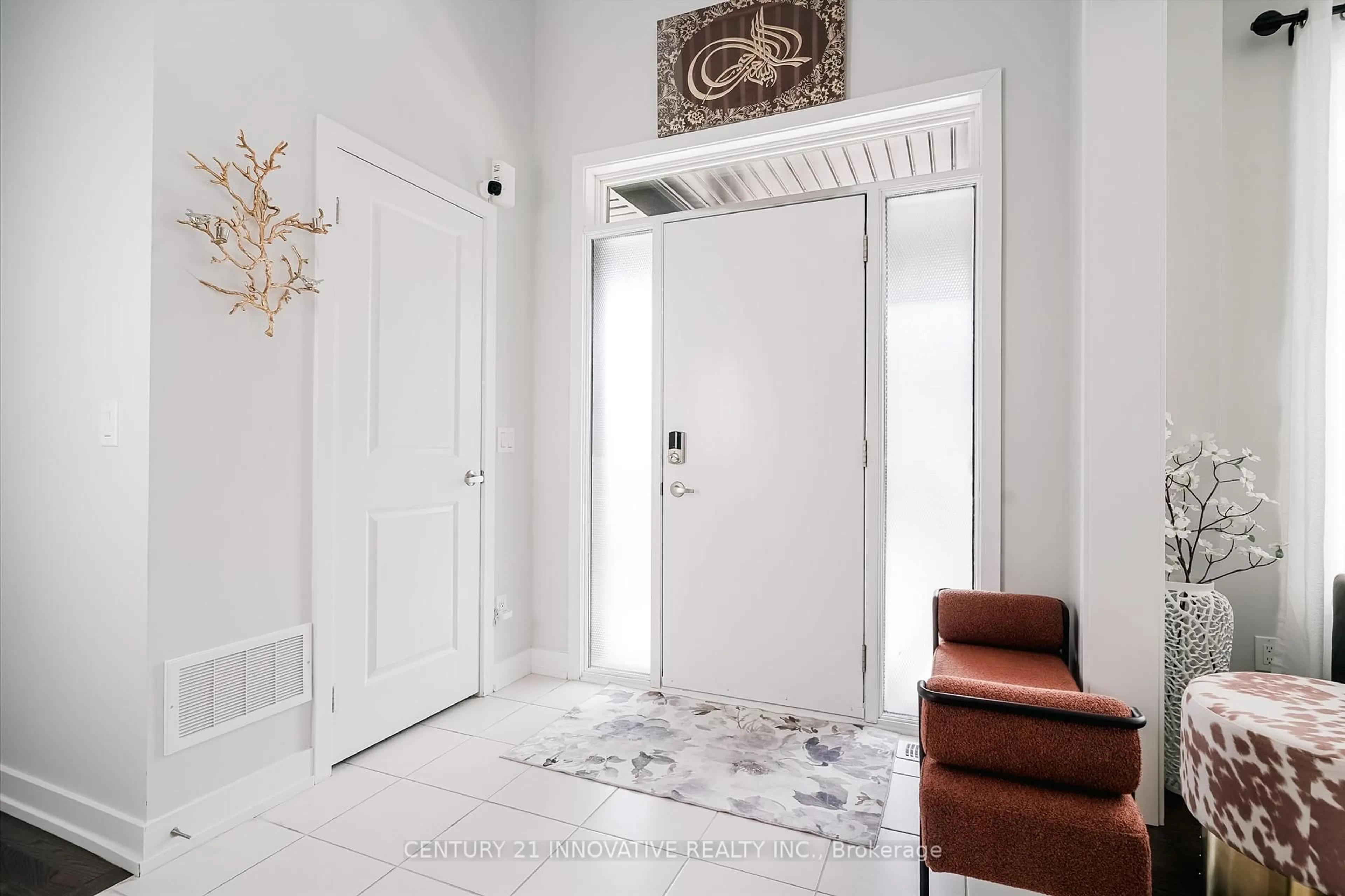 Indoor entryway for 1076 Thompson Dr, Oshawa Ontario L1L 0V5