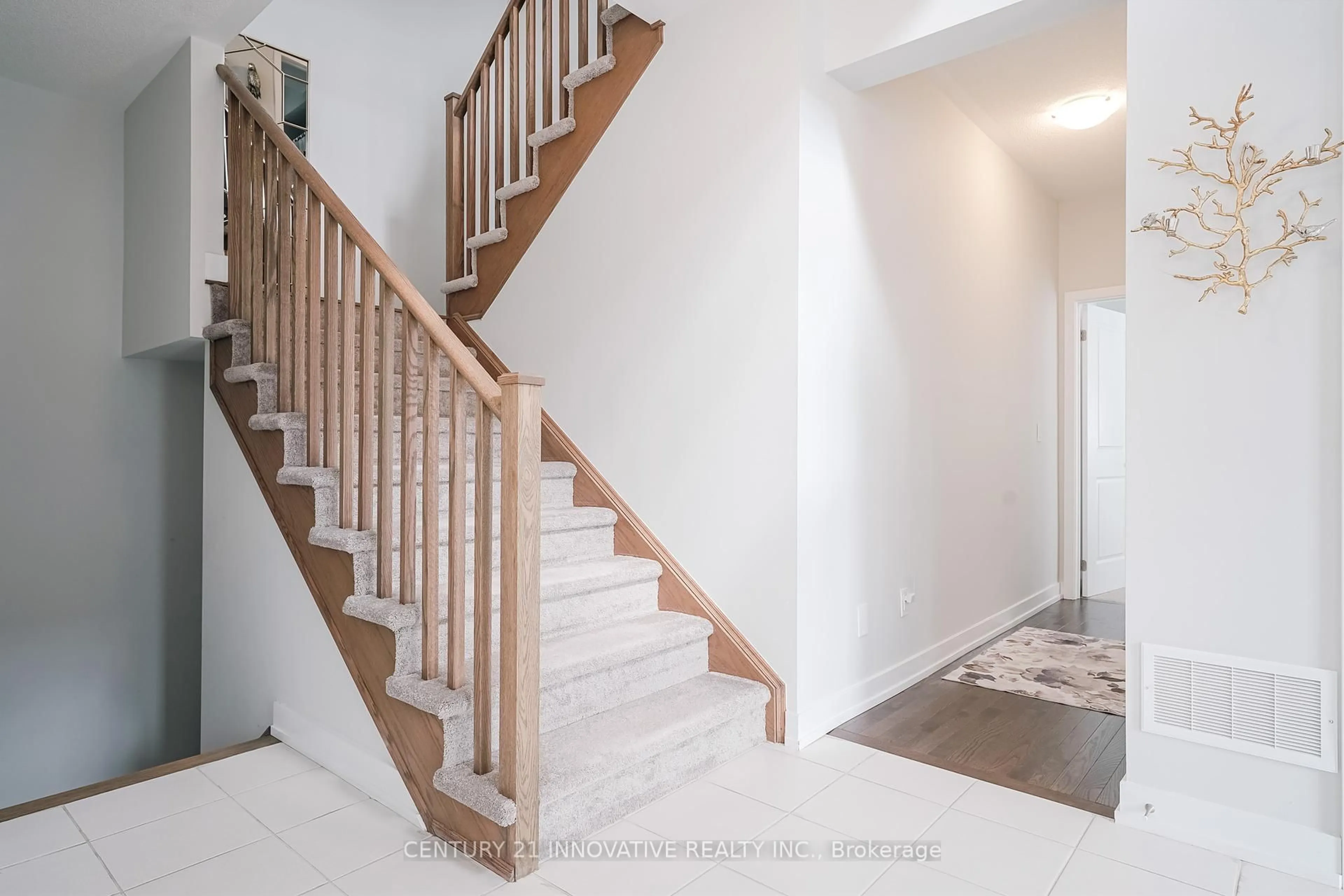 Stairs for 1076 Thompson Dr, Oshawa Ontario L1L 0V5