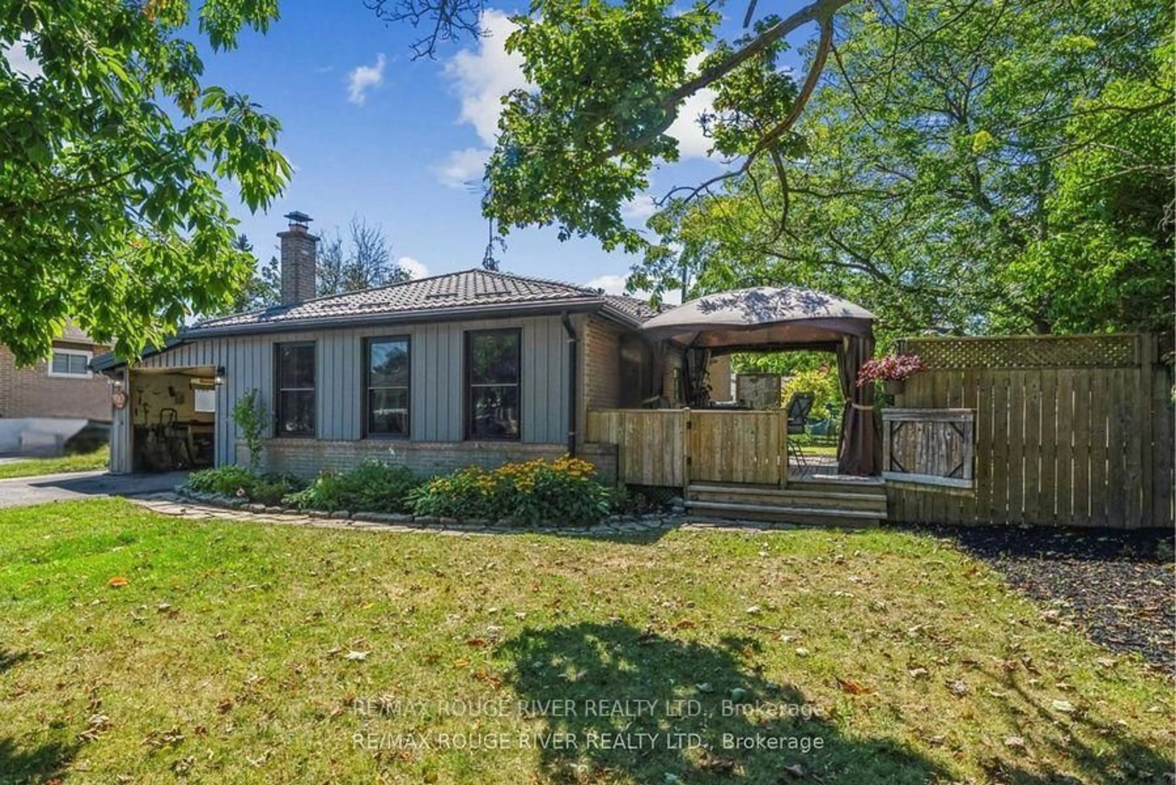 A pic from outside/outdoor area/front of a property/back of a property/a pic from drone, street for 810 Zator Ave, Pickering Ontario L1W 1X9