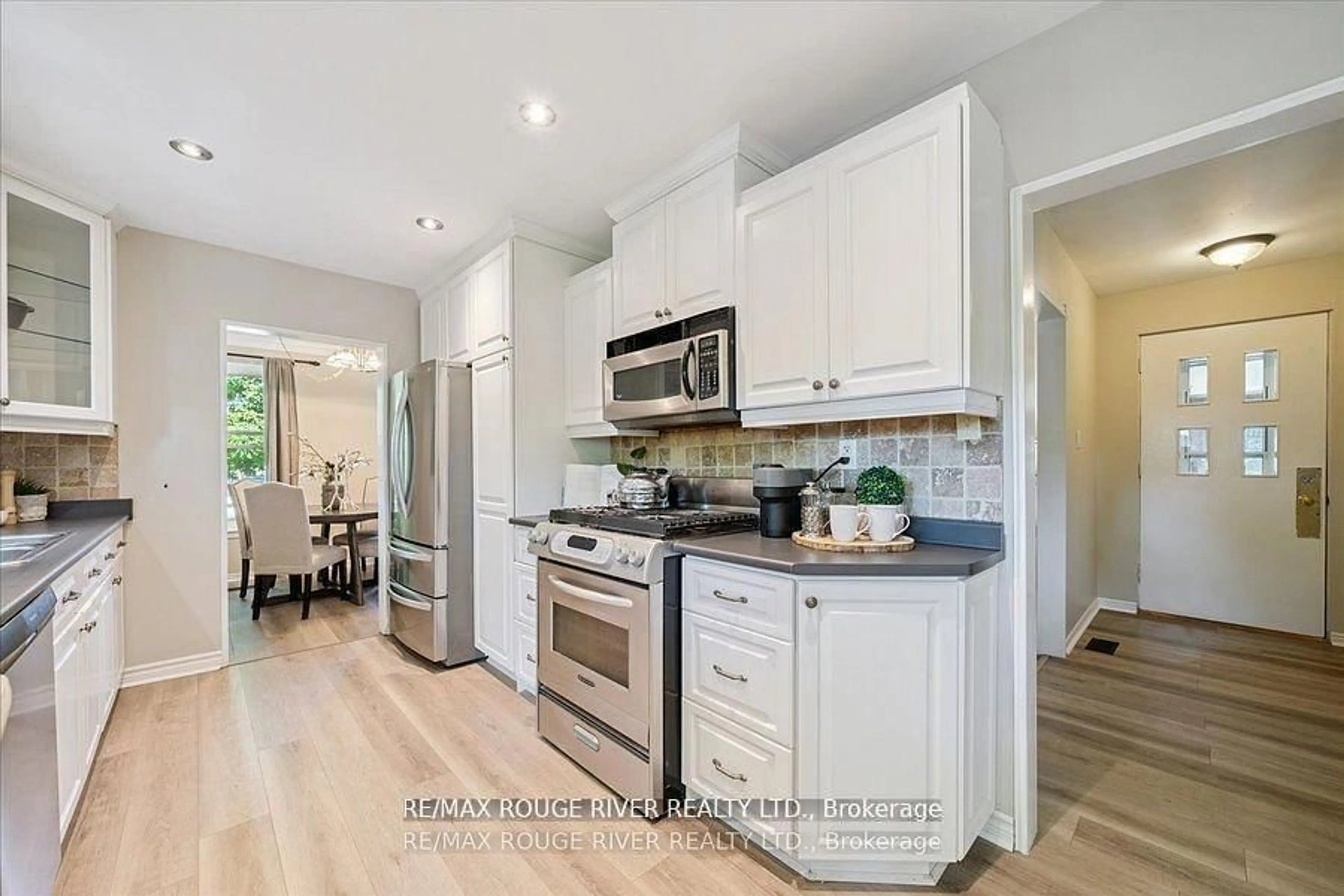 Open concept kitchen, unknown for 810 Zator Ave, Pickering Ontario L1W 1X9