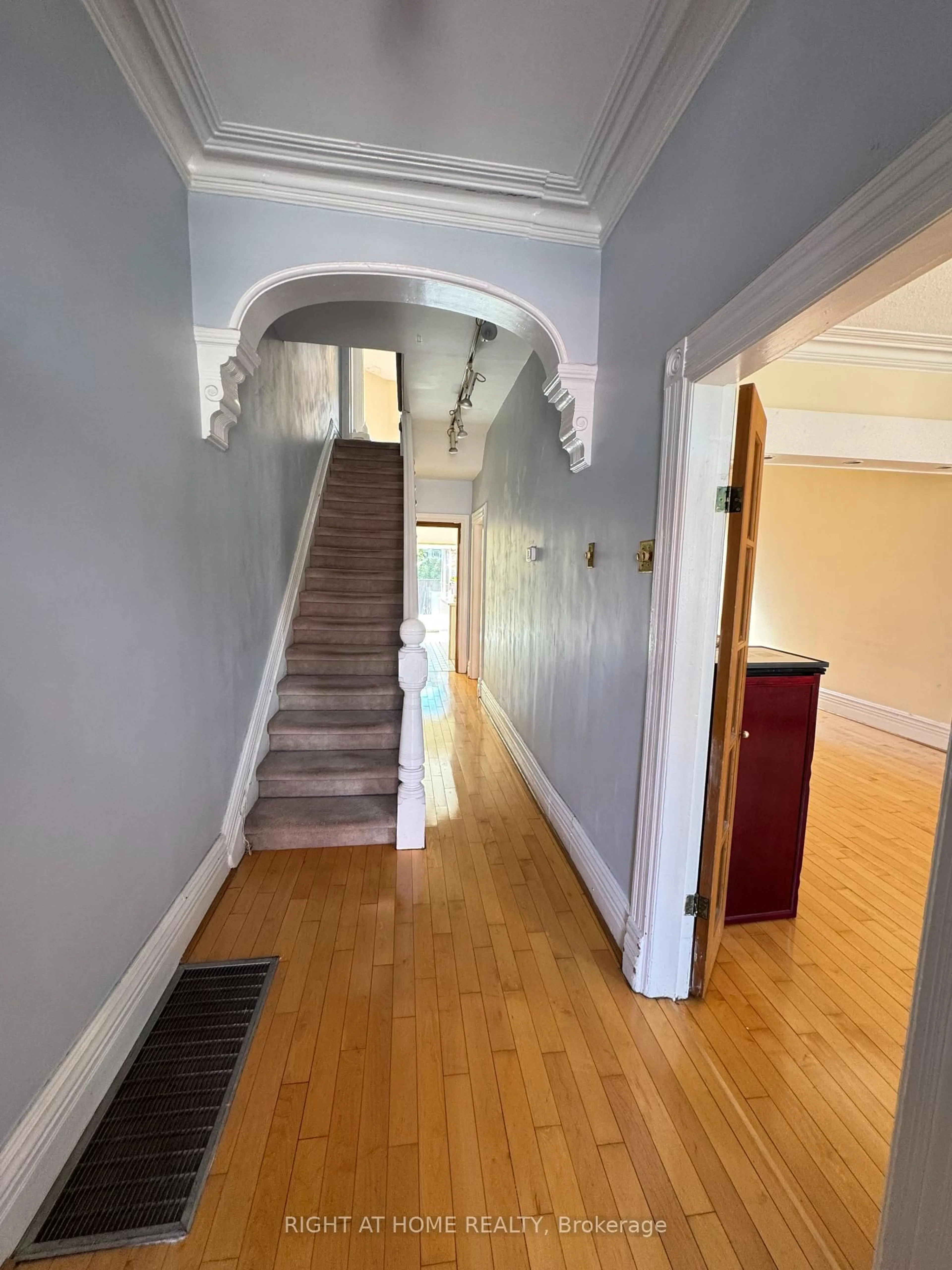 Indoor foyer for 755 Gerrard St, Toronto Ontario M4M 1Y5