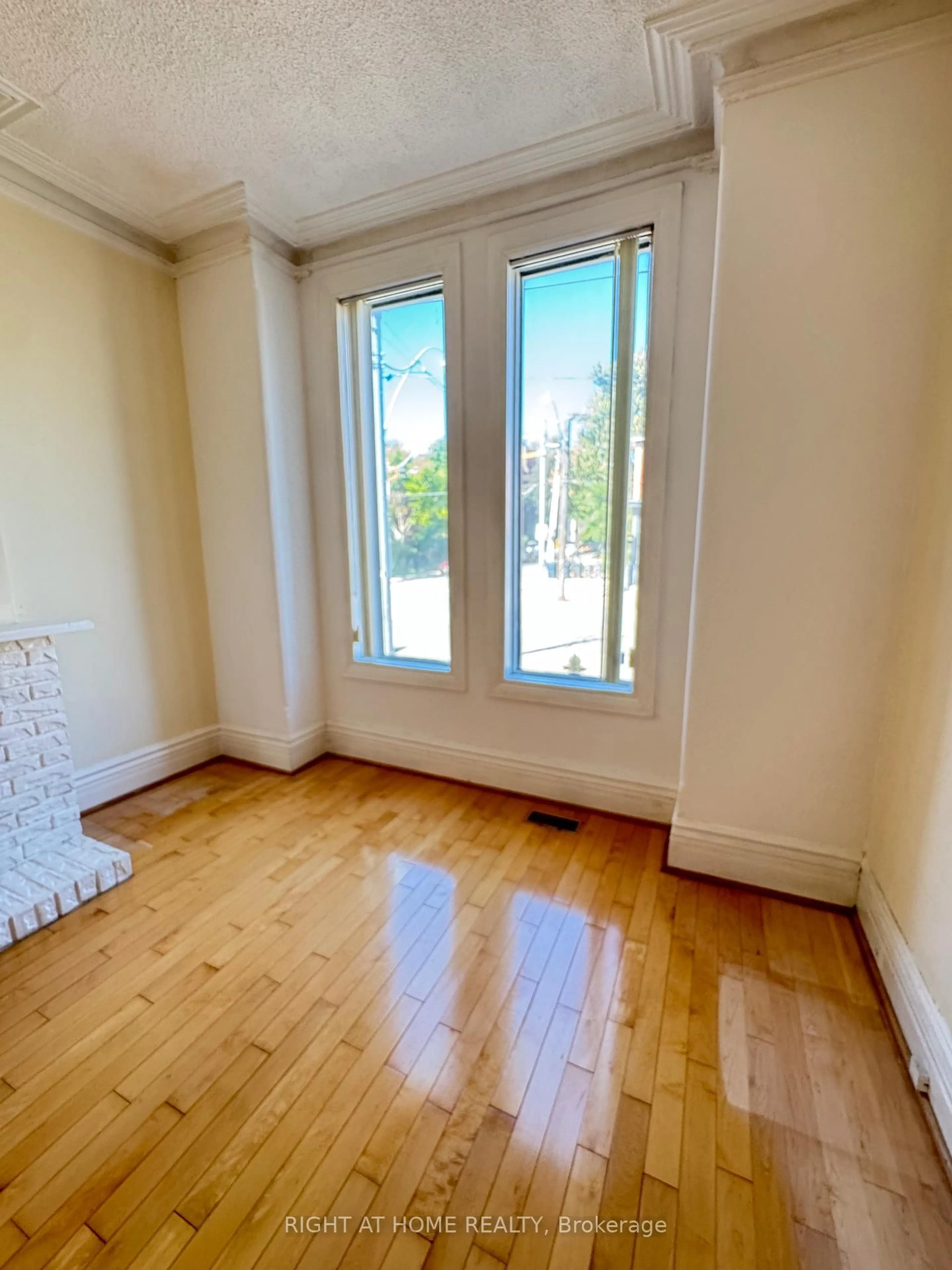 A pic of a room for 755 Gerrard St, Toronto Ontario M4M 1Y5