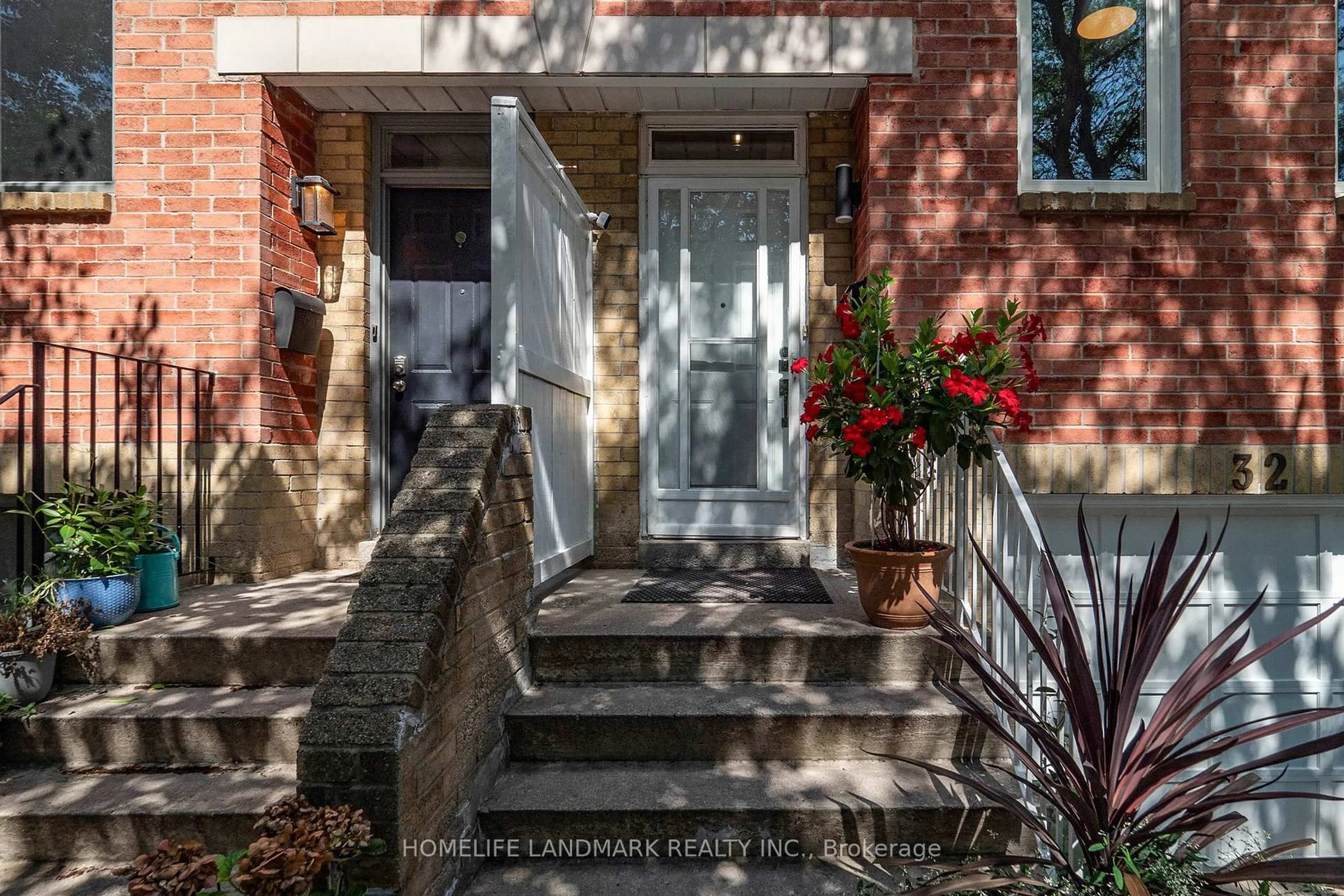 Indoor entryway for 32 Coatsworth Cres, Toronto Ontario M4C 5P5