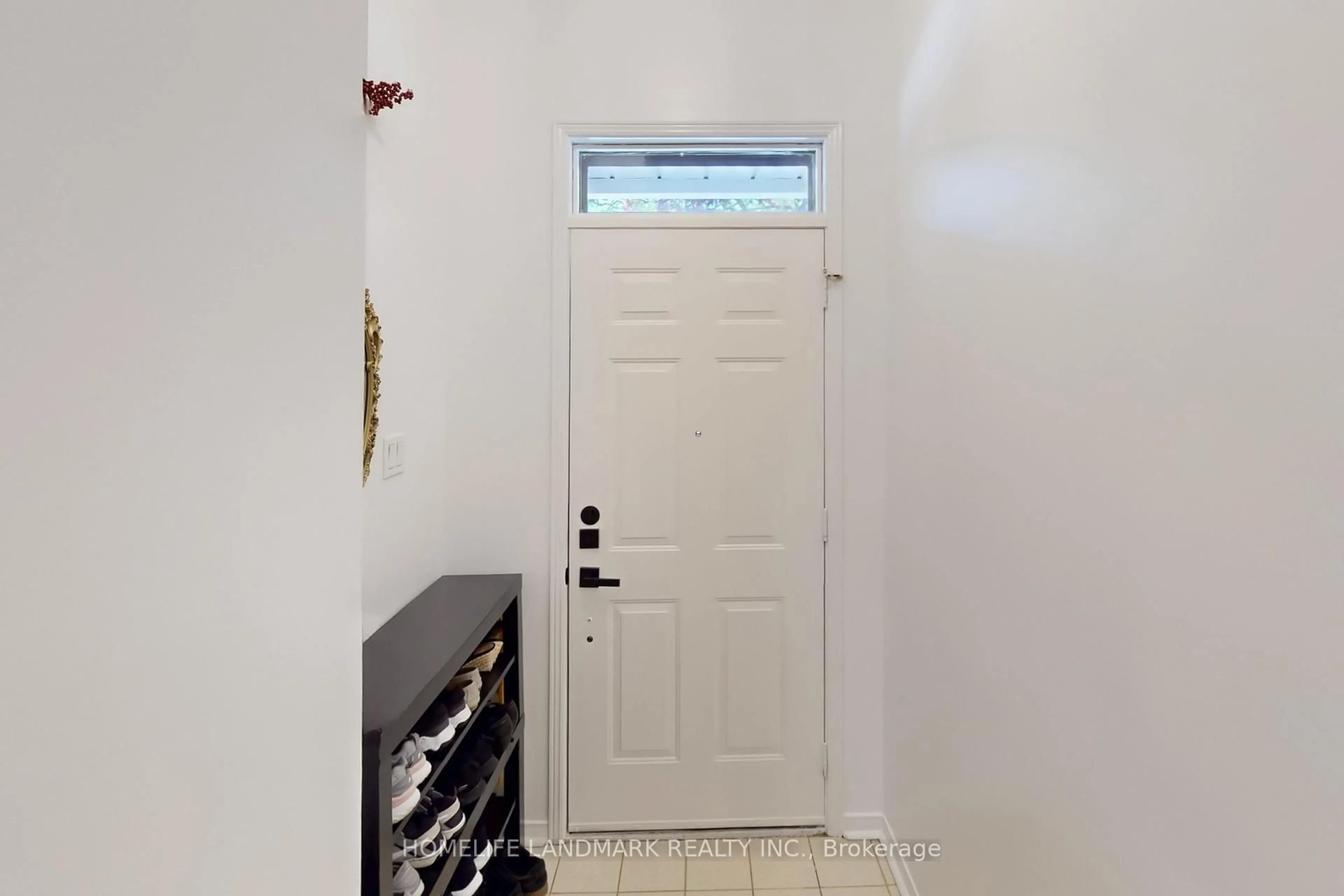 Indoor entryway for 32 Coatsworth Cres, Toronto Ontario M4C 5P5