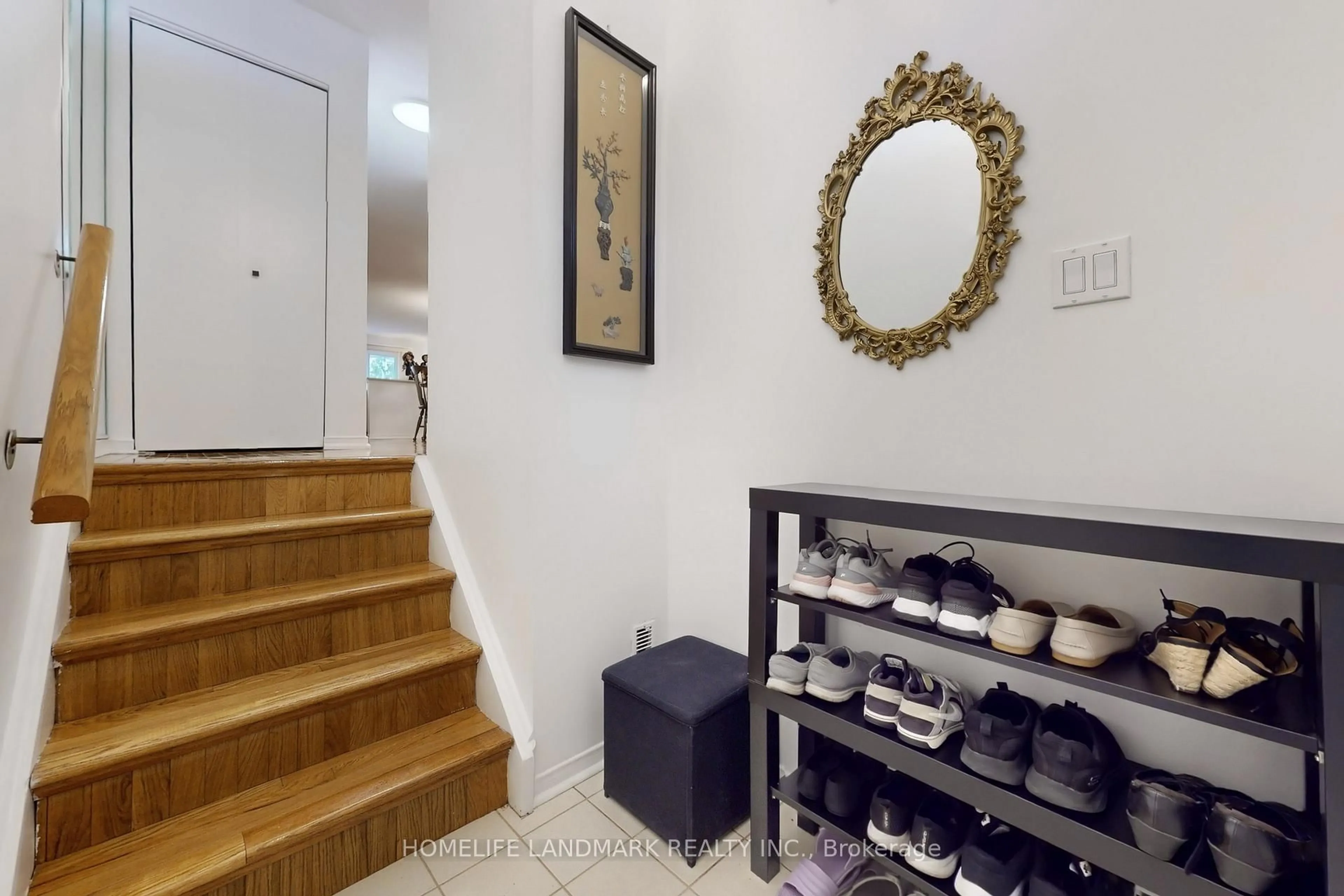 Indoor entryway for 32 Coatsworth Cres, Toronto Ontario M4C 5P5
