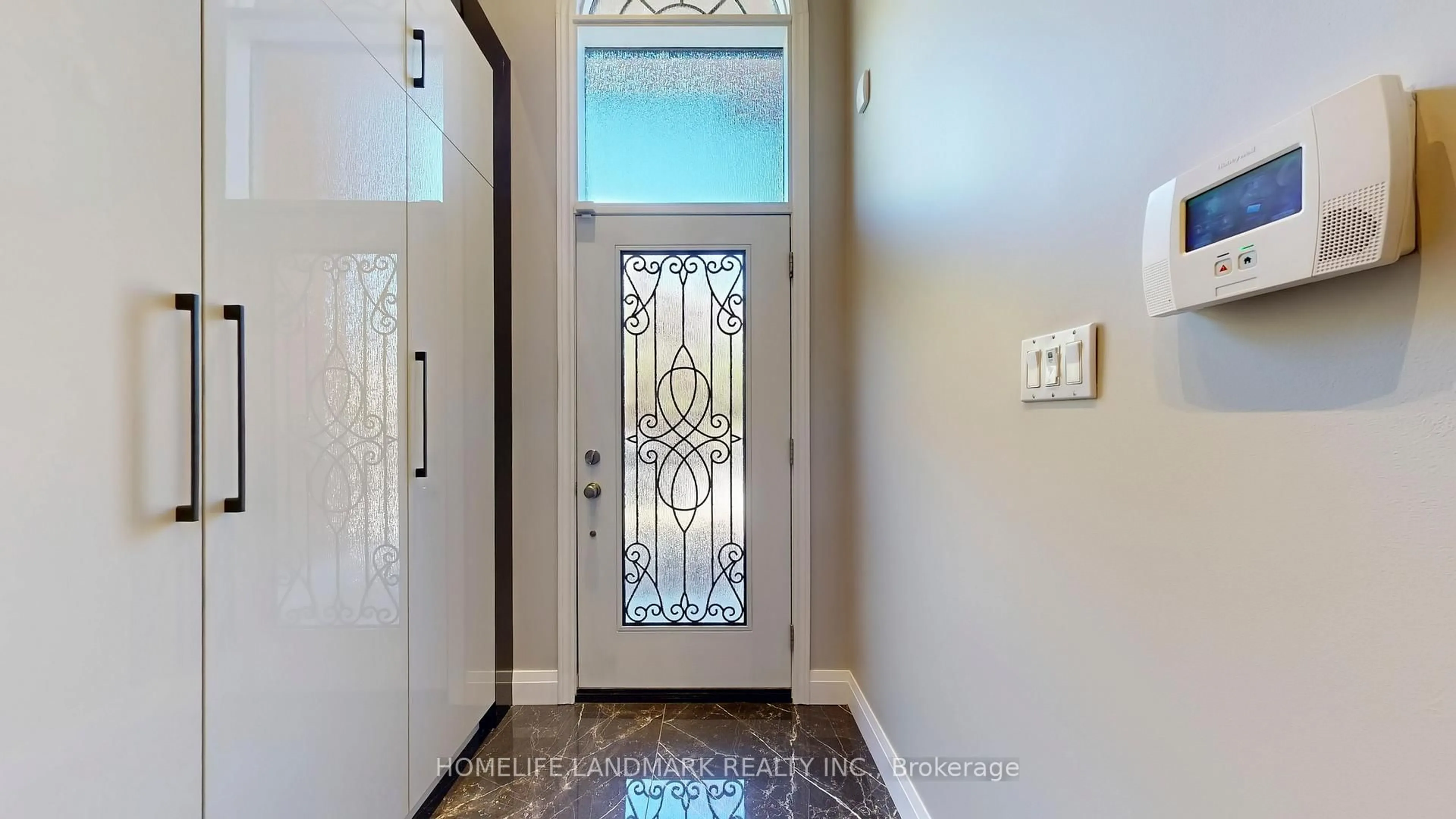Indoor entryway for 1780 White Cedar Dr, Pickering Ontario L1V 6Z1