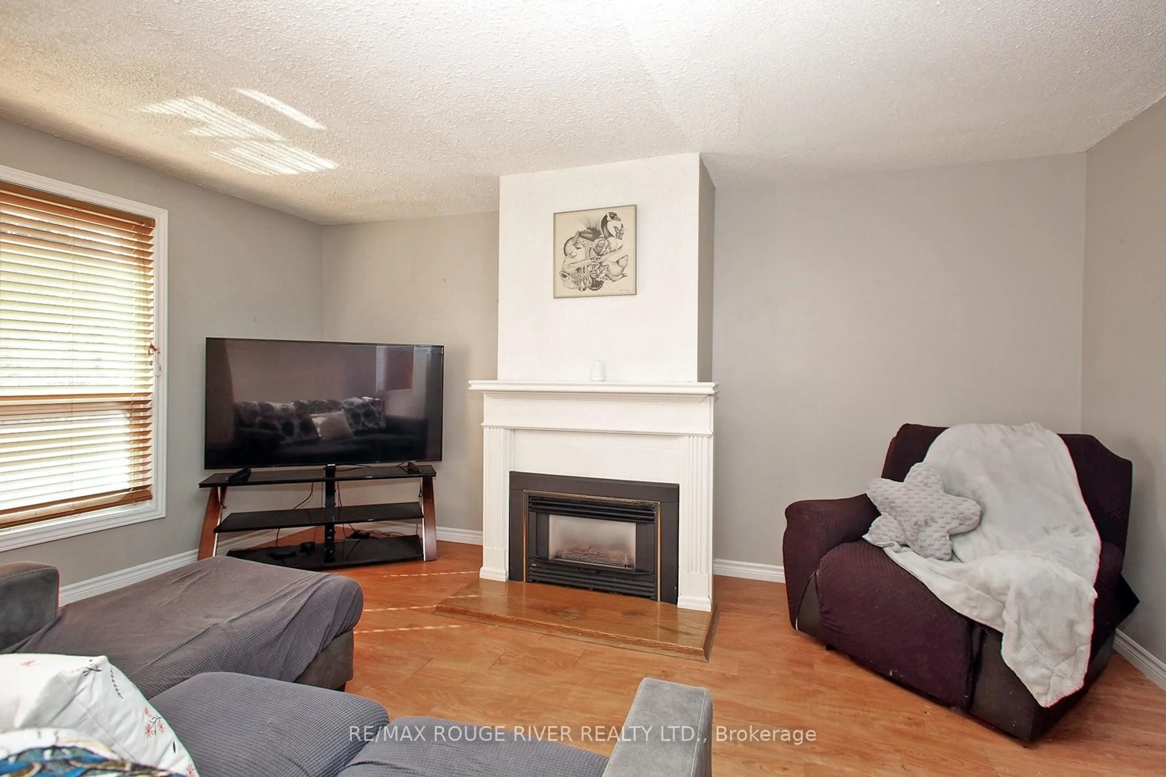 Living room with furniture, unknown for 1330 Trowbridge Dr #15, Oshawa Ontario L1G 7L1