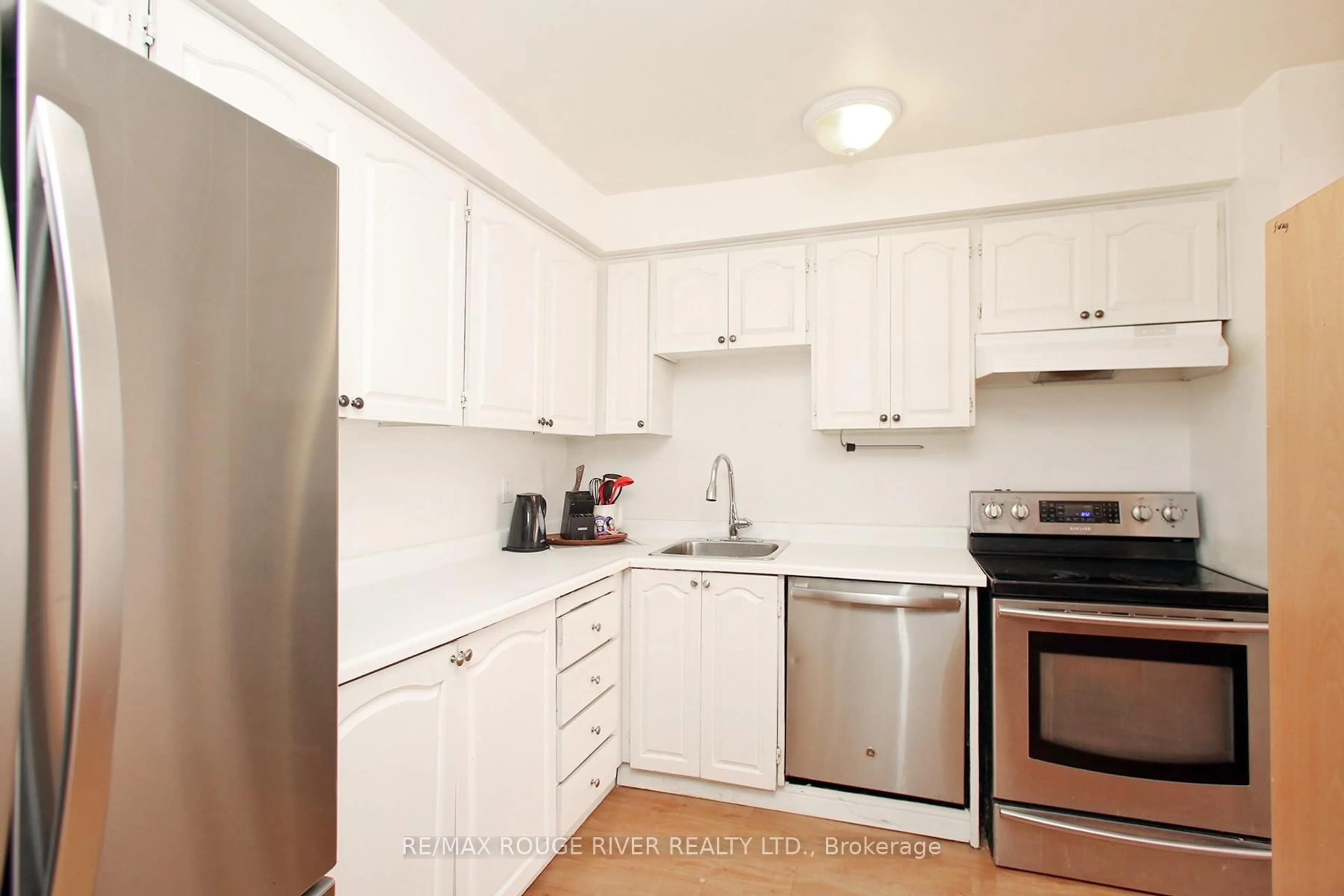 Standard kitchen, unknown for 1330 Trowbridge Dr #15, Oshawa Ontario L1G 7L1