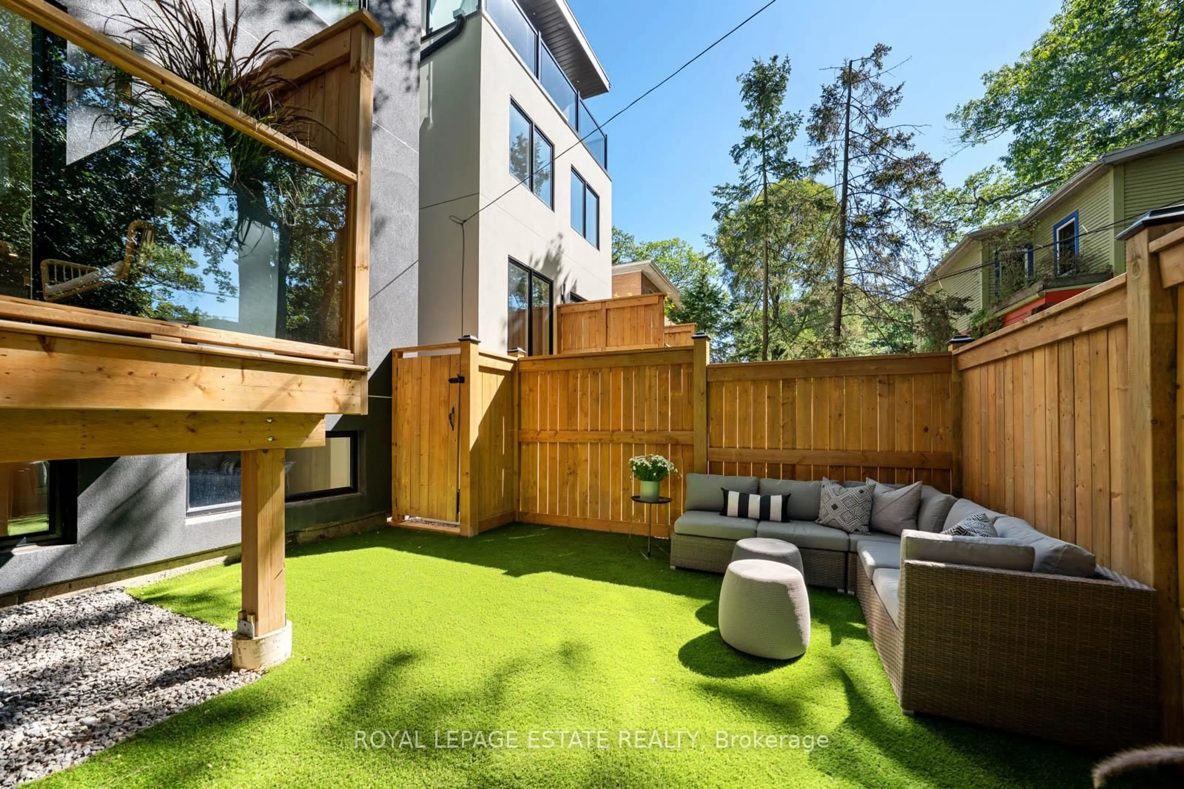 Patio, street for 130 SCARBOROUGH Rd, Toronto Ontario M4E 3M6