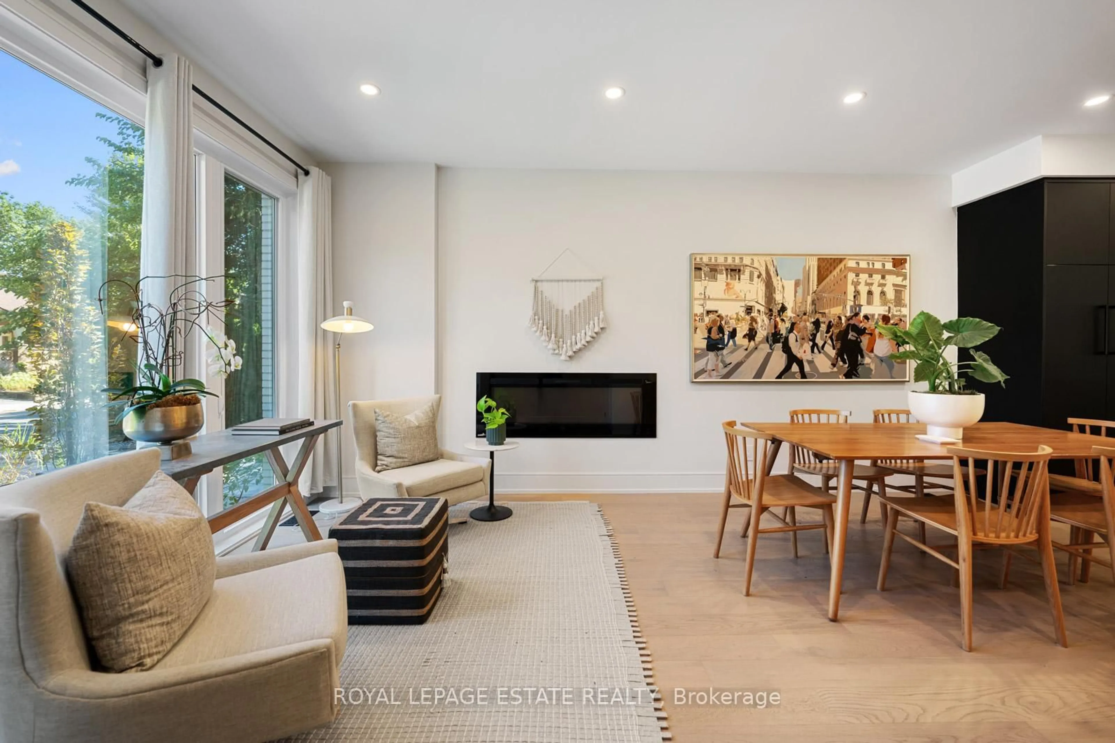 Living room with furniture, unknown for 130 SCARBOROUGH Rd, Toronto Ontario M4E 3M6