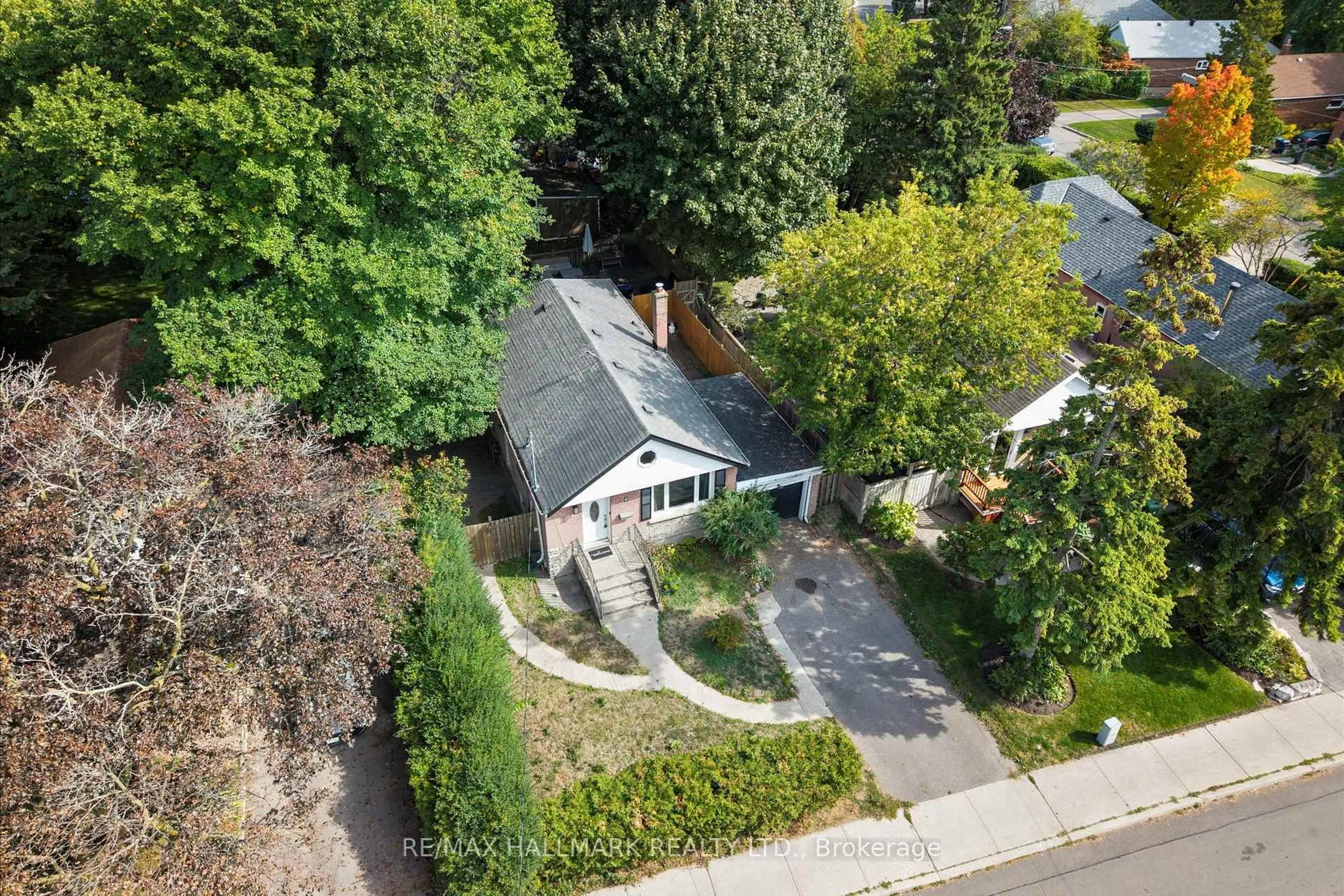 A pic from outside/outdoor area/front of a property/back of a property/a pic from drone, street for 5 East Haven Dr, Toronto Ontario M1N 1L8