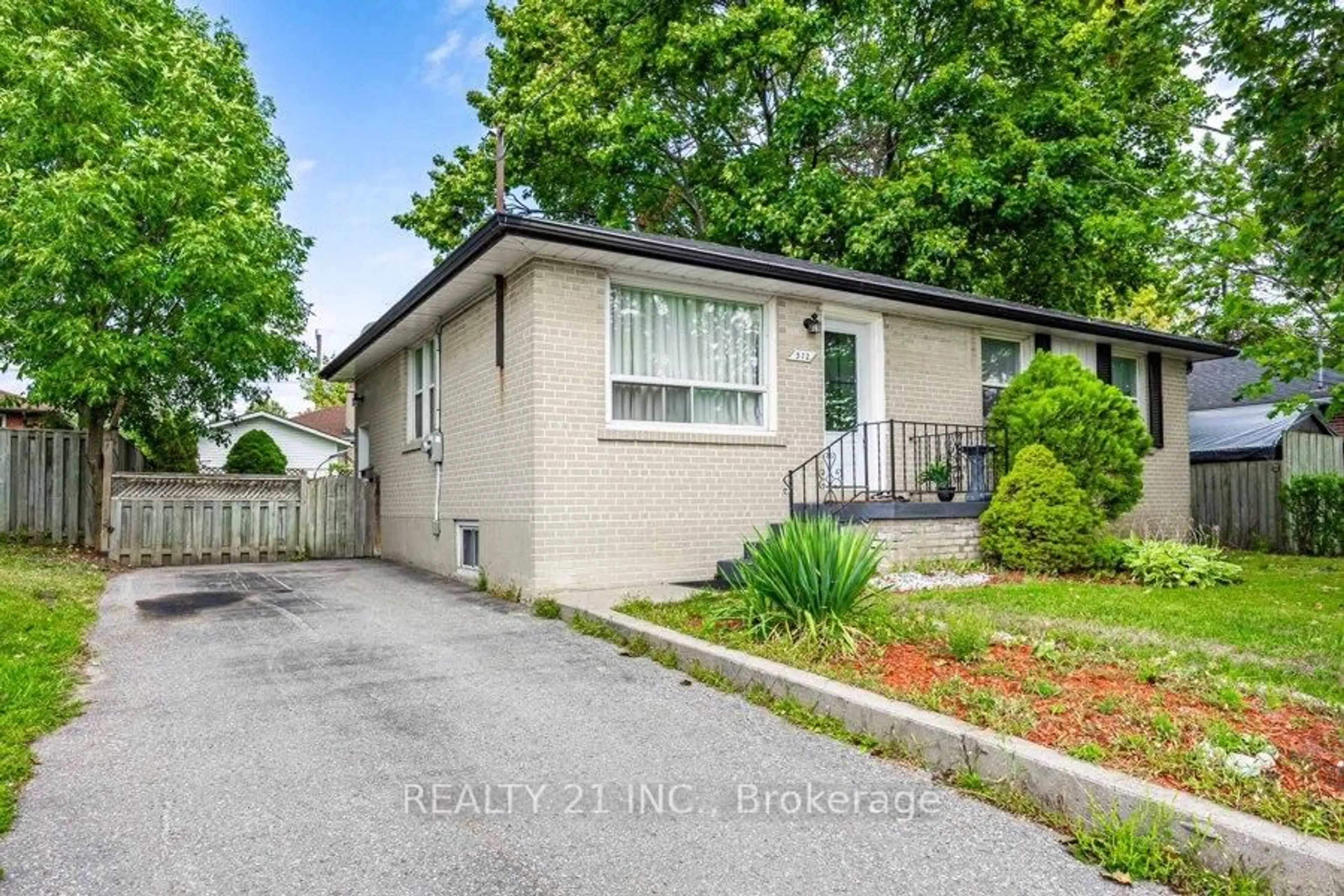 Home with vinyl exterior material, street for 512 Phillip Murray Ave, Oshawa Ontario L1J 1H8