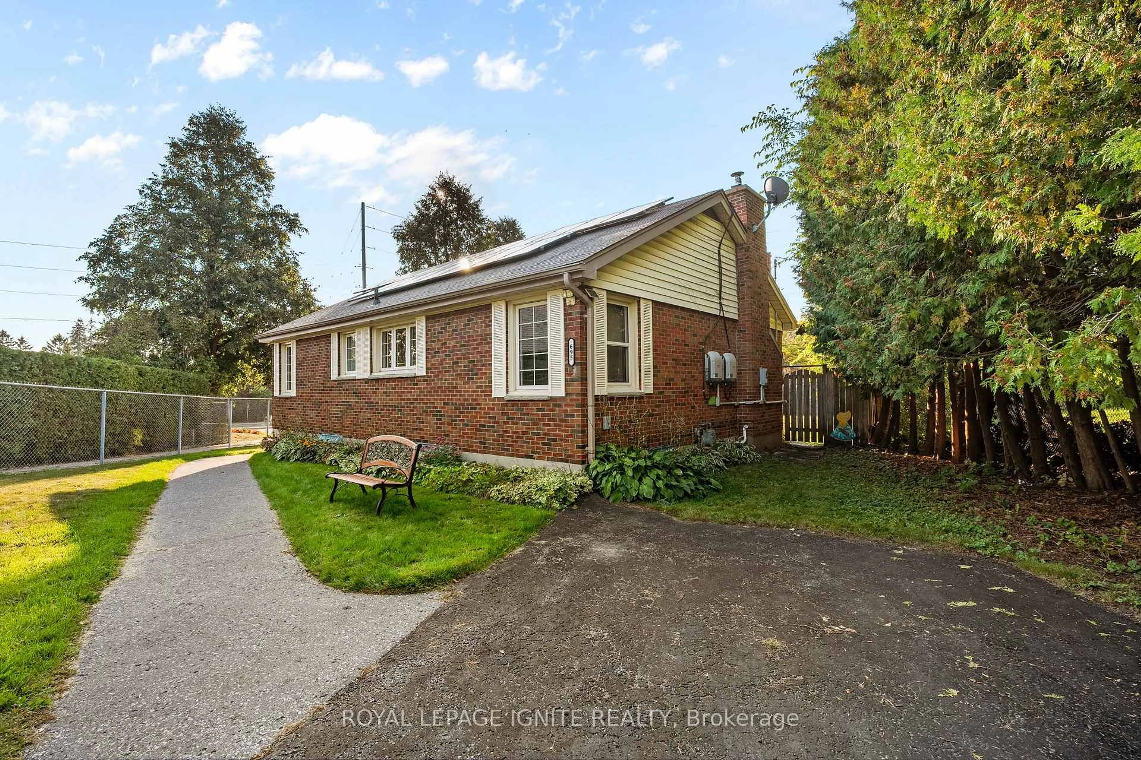 A pic from outside/outdoor area/front of a property/back of a property/a pic from drone, street for 695 Whistler Dr, Oshawa Ontario L1J 7N9
