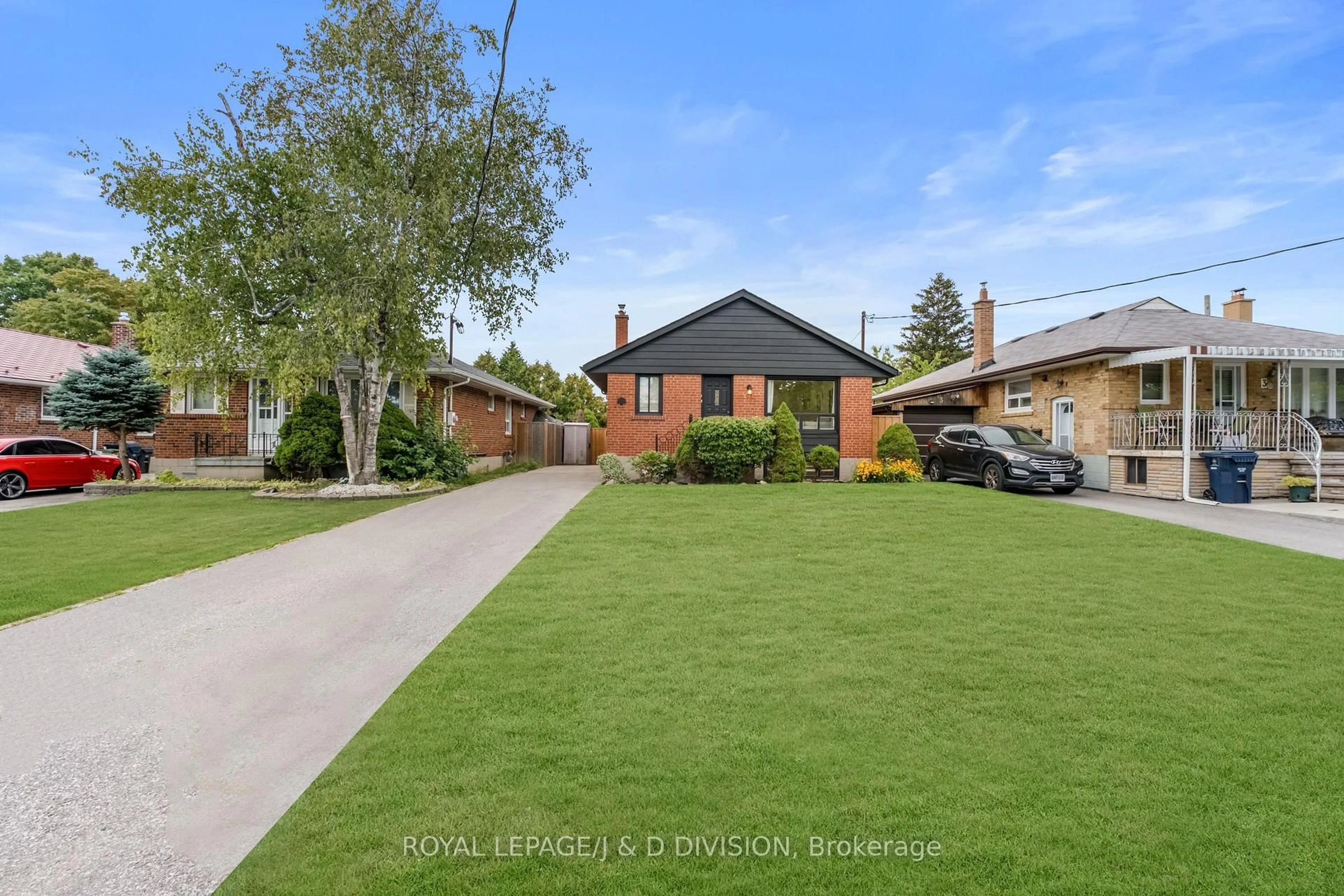 A pic from outside/outdoor area/front of a property/back of a property/a pic from drone, street for 5 Penworth Rd, Toronto Ontario M1R 4P2