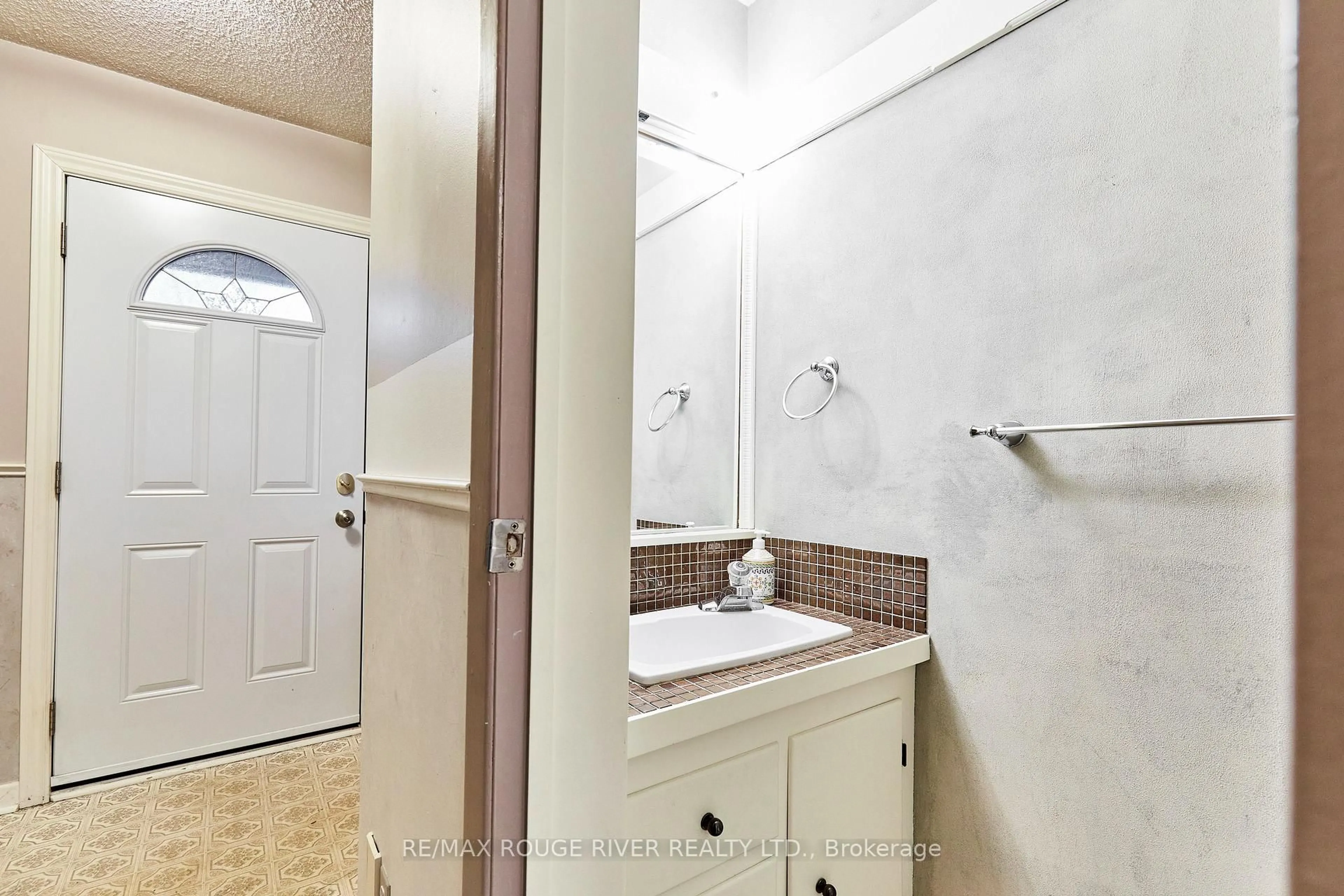 Standard bathroom, ceramic/tile floor for 37 Clover Ridge Dr #45, Ajax Ontario L1S 3M6