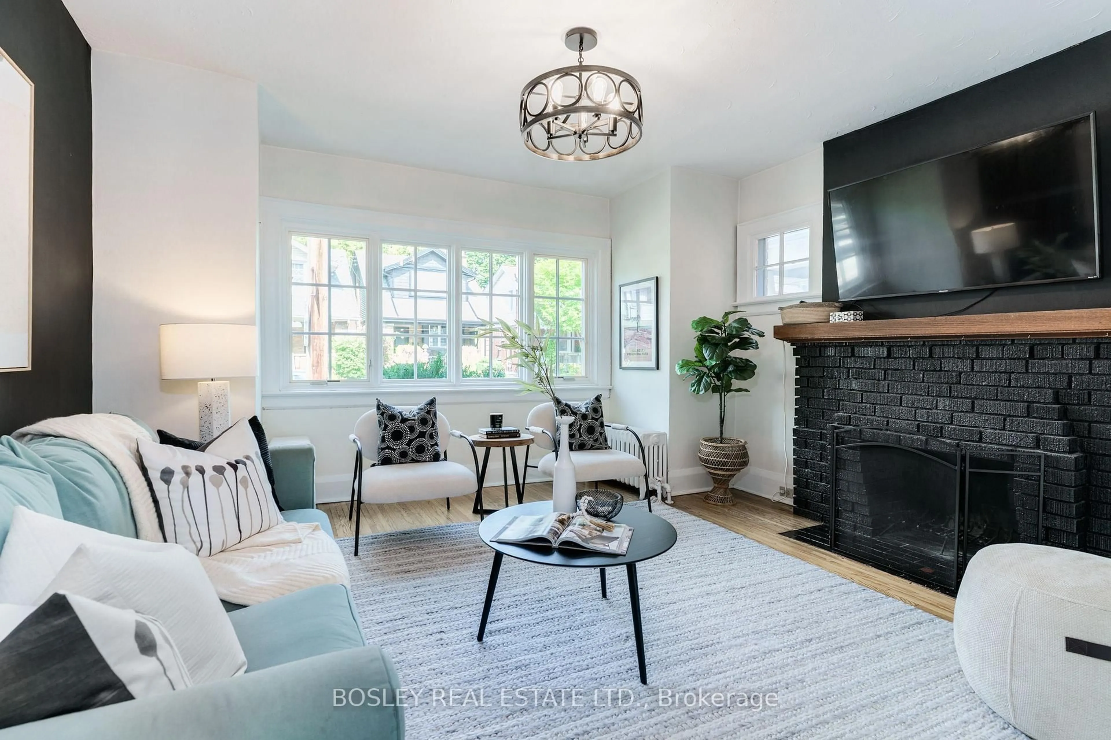 Living room with furniture, unknown for 43 Eastwood Rd, Toronto Ontario M4L 2C6
