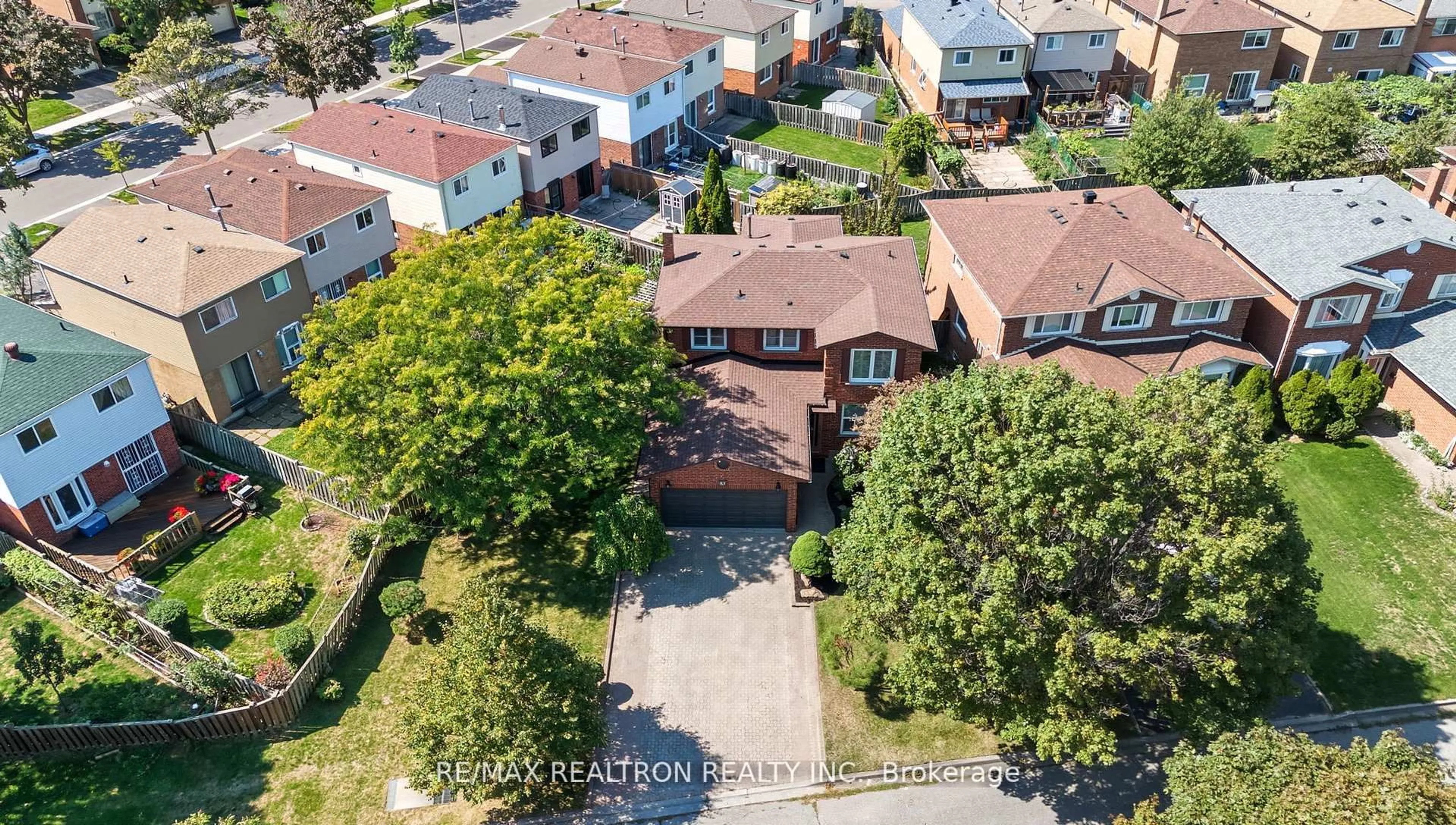 A pic from outside/outdoor area/front of a property/back of a property/a pic from drone, street for 83 Fieldside Dr, Toronto Ontario M1V 3C4