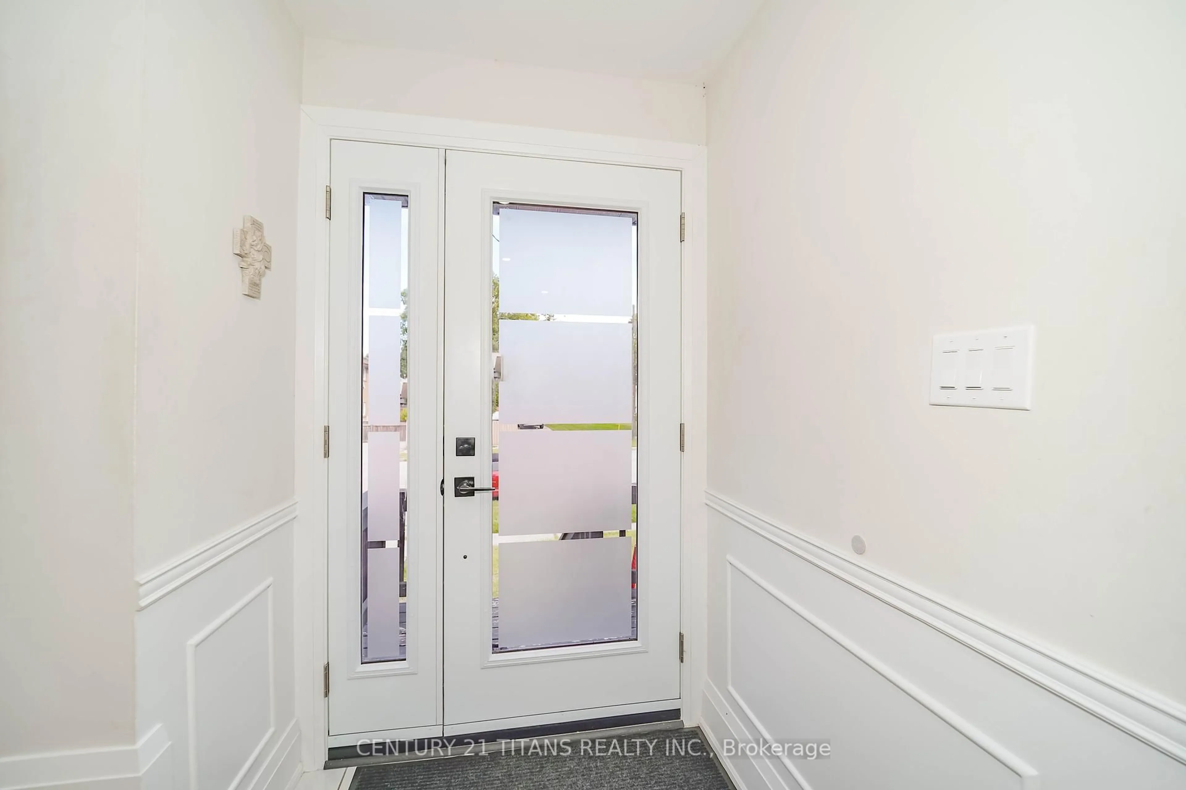 Indoor entryway for 42 Pixley Cres, Toronto Ontario M1E 3G6