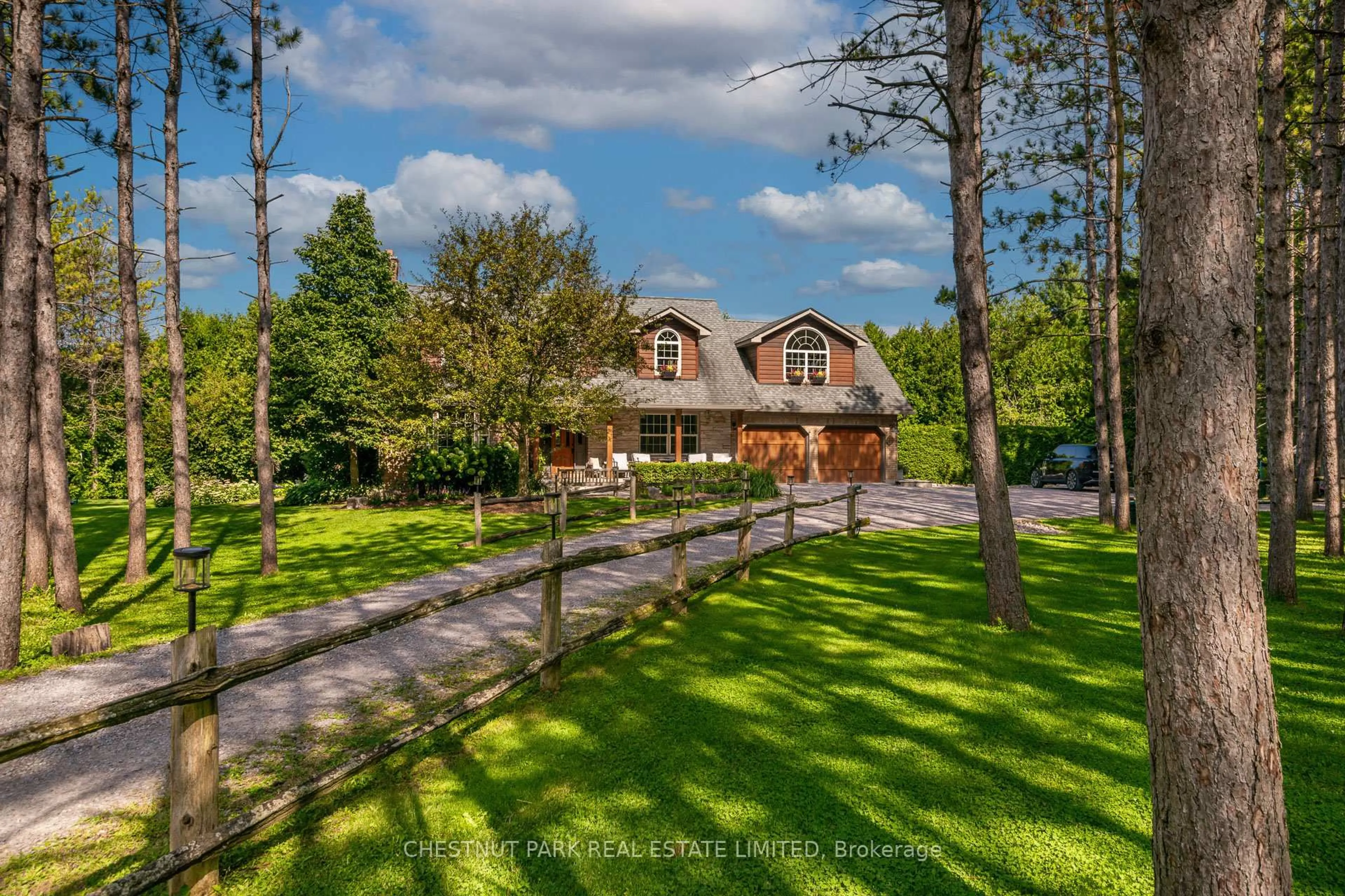 A pic from outside/outdoor area/front of a property/back of a property/a pic from drone, unknown for 40 Hurd St, Oshawa Ontario L1H 0M3