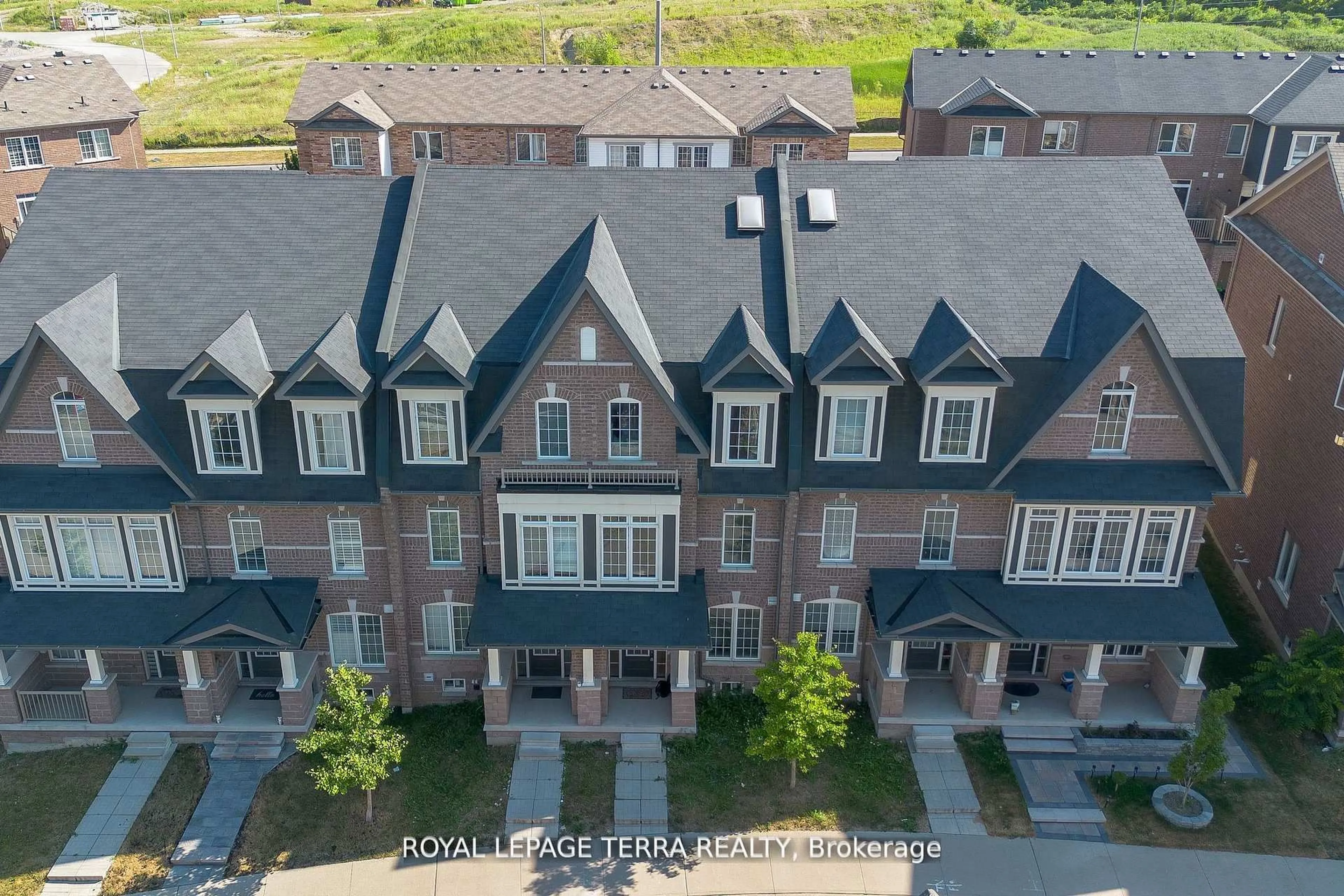 A pic from outside/outdoor area/front of a property/back of a property/a pic from drone, unknown for 8 Graywardine Lane, Ajax Ontario L1Z 0R9