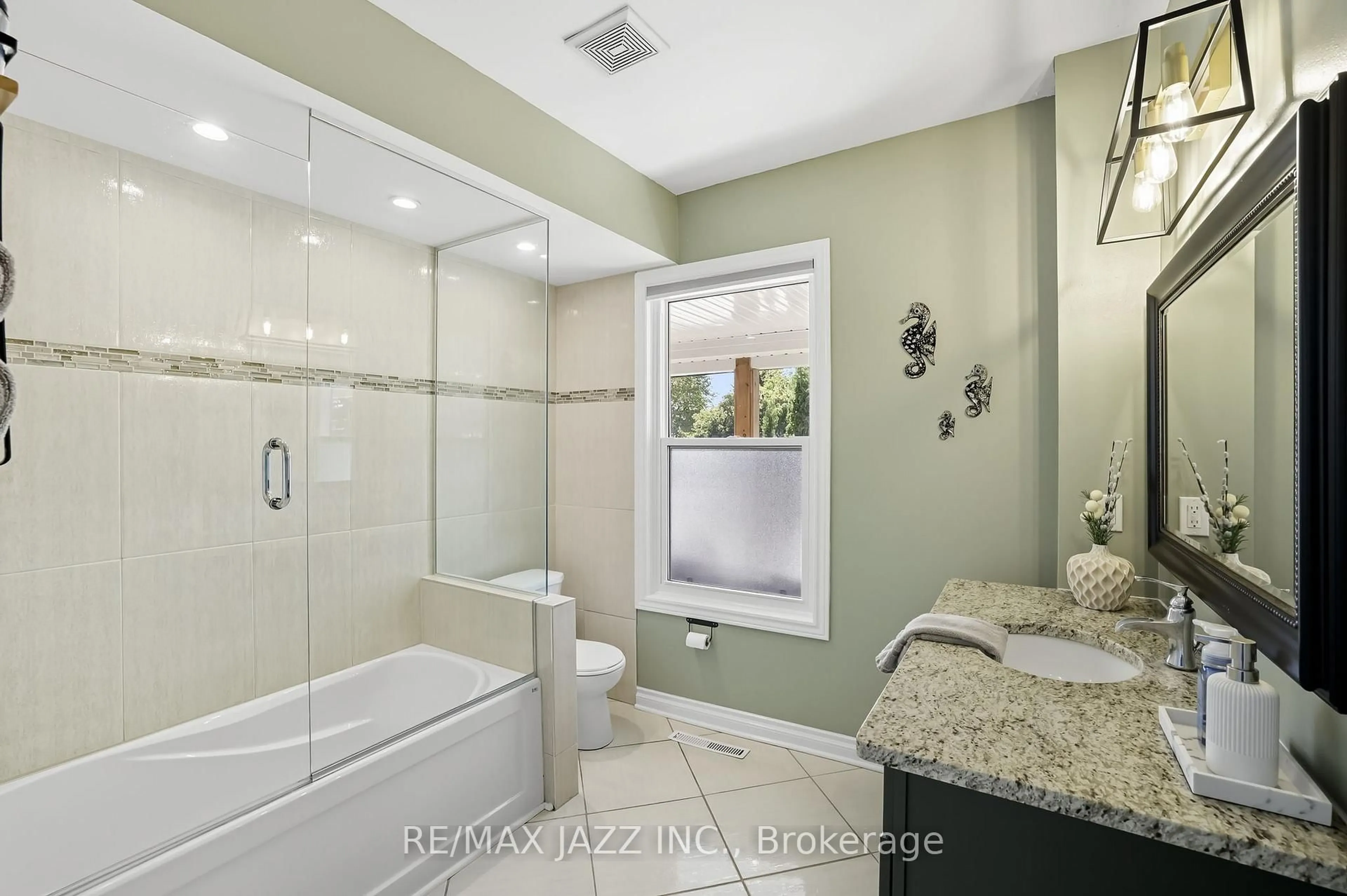 Contemporary bathroom, ceramic/tile floor for 14539 Old Simcoe Rd, Scugog Ontario L9L 1C2