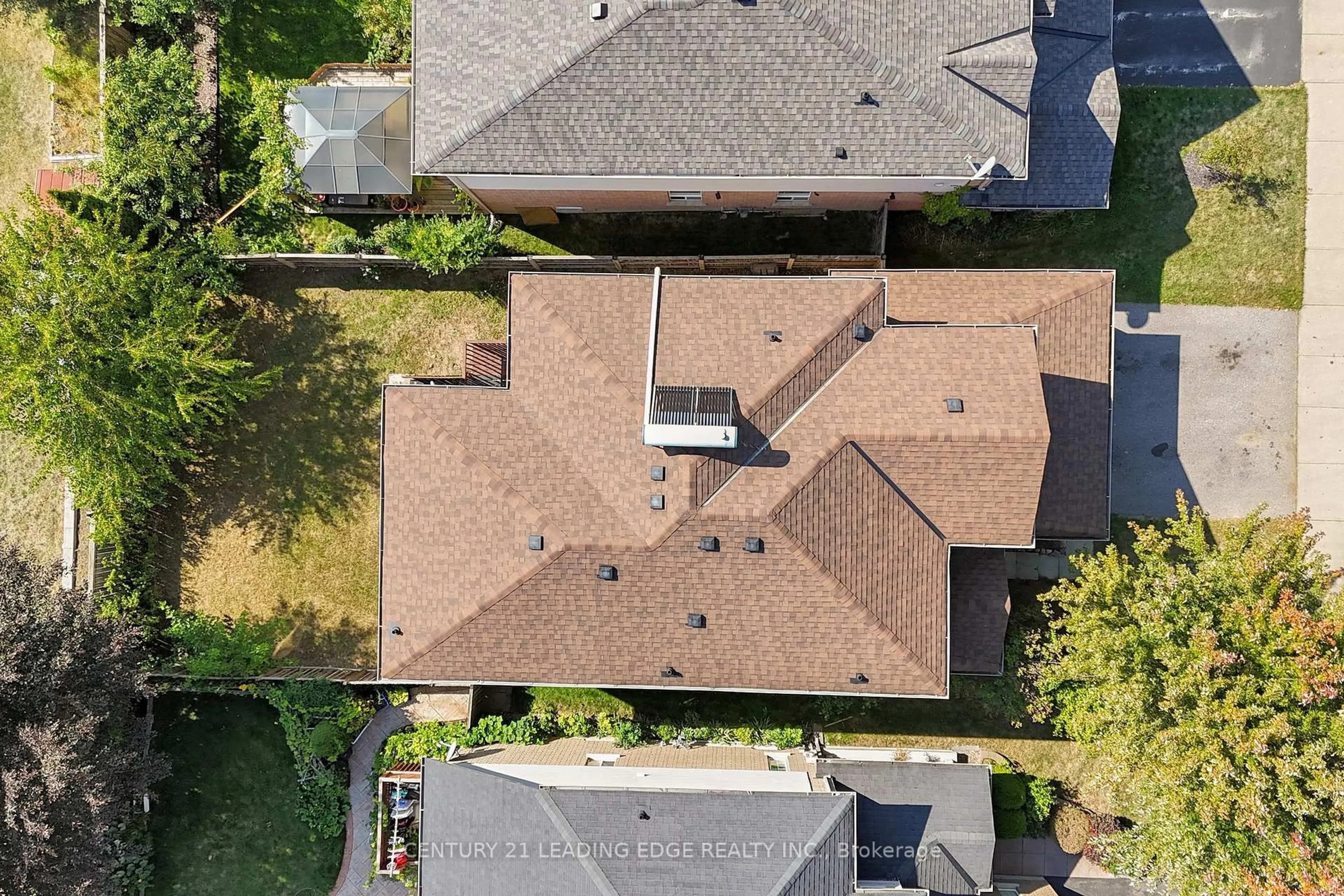 A pic from outside/outdoor area/front of a property/back of a property/a pic from drone, street for 17 Pitfield Ave, Whitby Ontario L1R 2P7