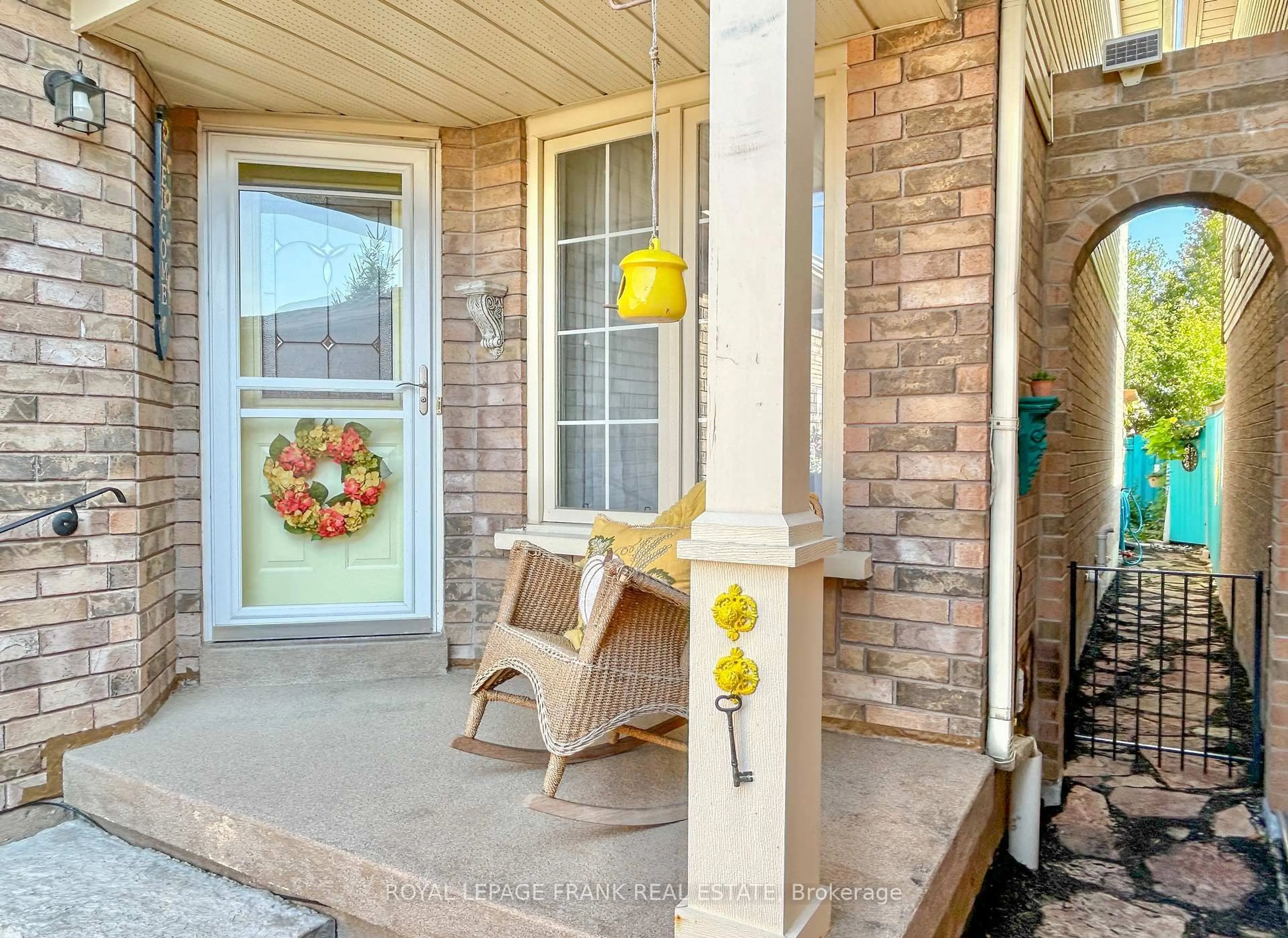 Indoor entryway for 36 Greengrove Way, Whitby Ontario L1R 2N4