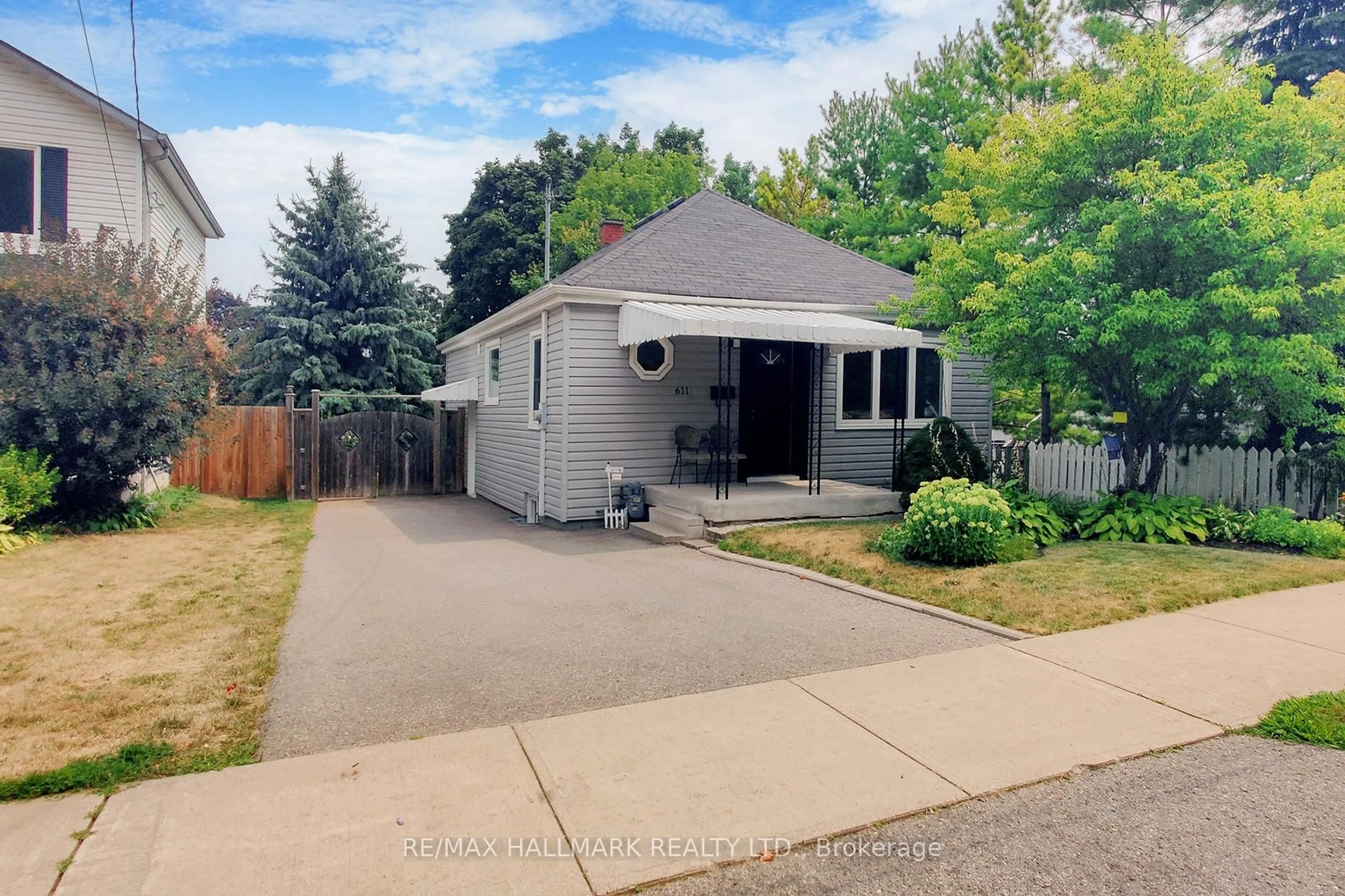 A pic from outside/outdoor area/front of a property/back of a property/a pic from drone, street for 611 Athol St, Whitby Ontario L1N 3Z9