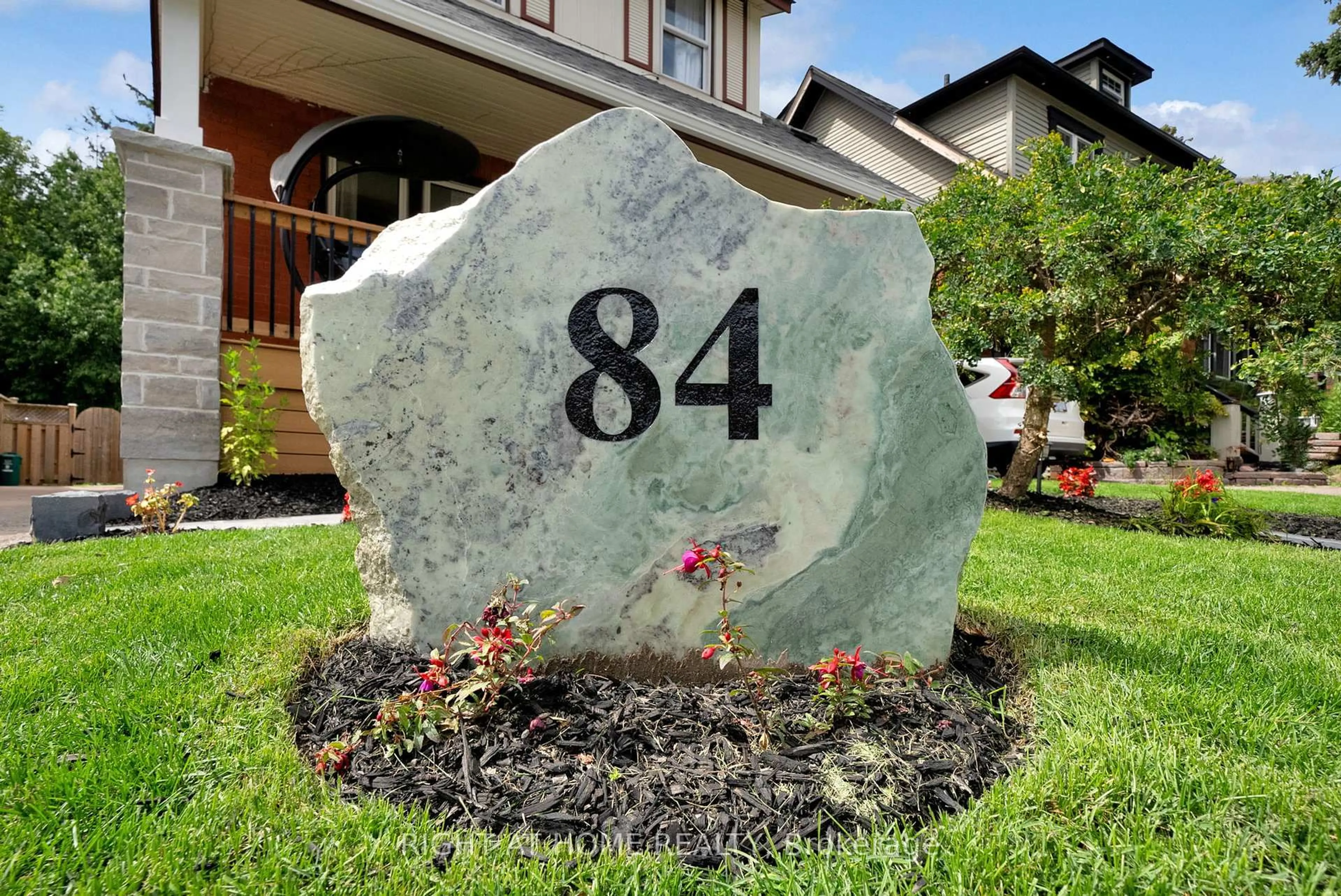 Indoor entryway for 84 Oshawa Blvd, Oshawa Ontario L1G 5V6