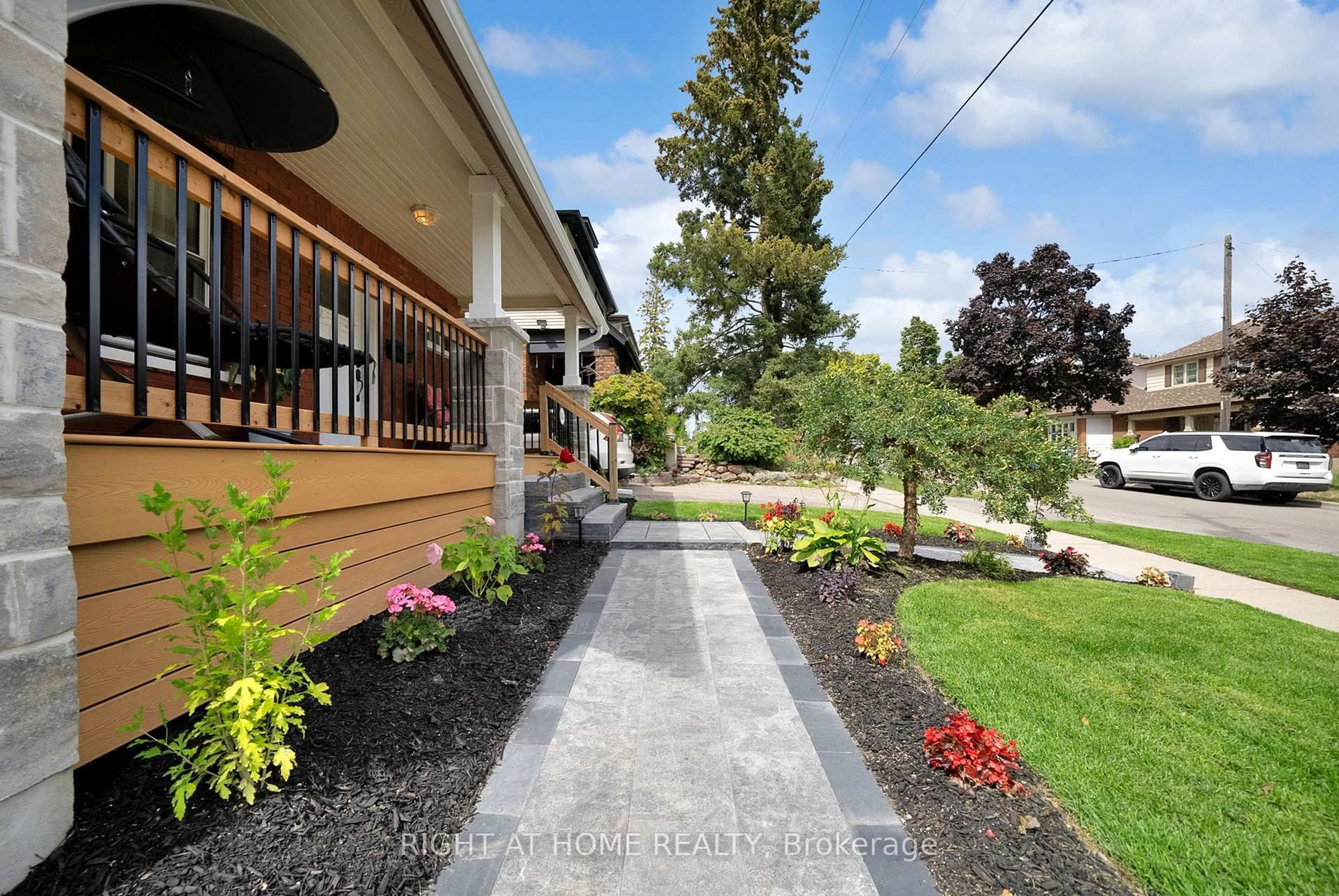 Patio, street for 84 Oshawa Blvd, Oshawa Ontario L1G 5V6