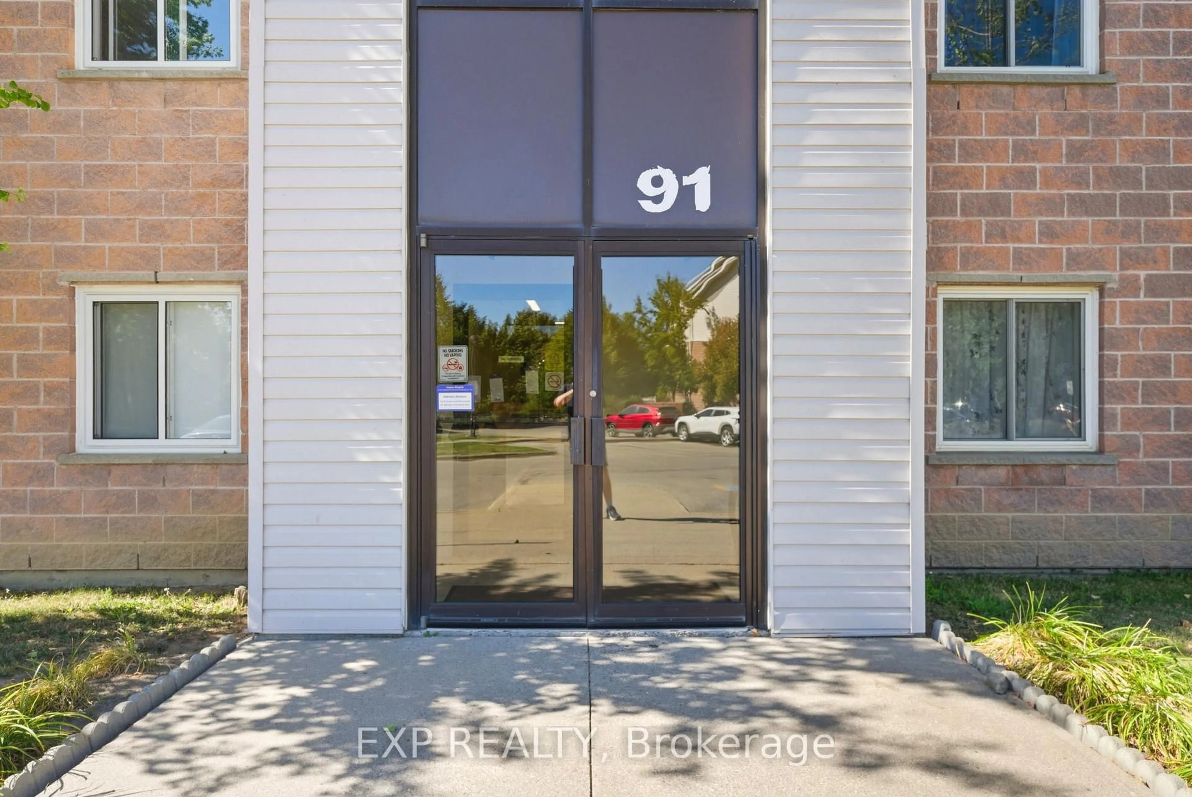 Indoor foyer for 91 Aspen Springs Dr #202, Clarington Ontario L1C 5J9