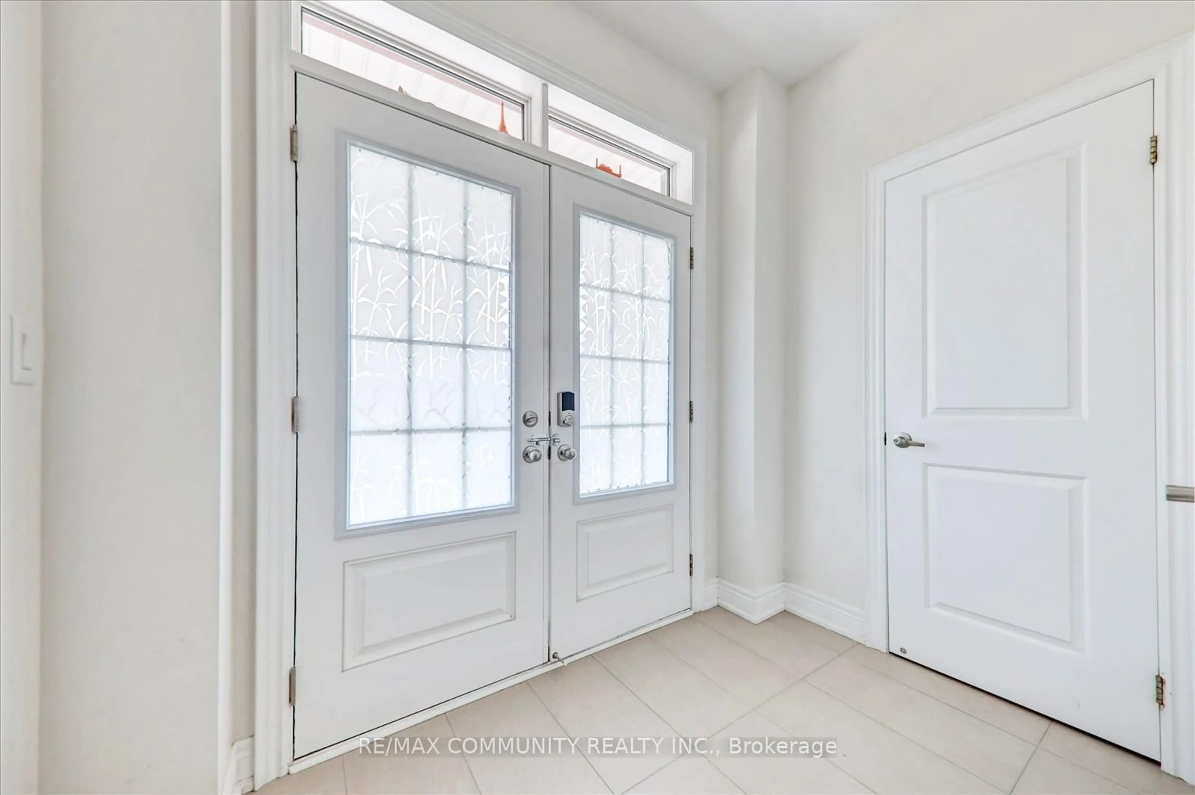 Indoor entryway for 1034 Pelican Tr, Pickering Ontario L1X 0G7