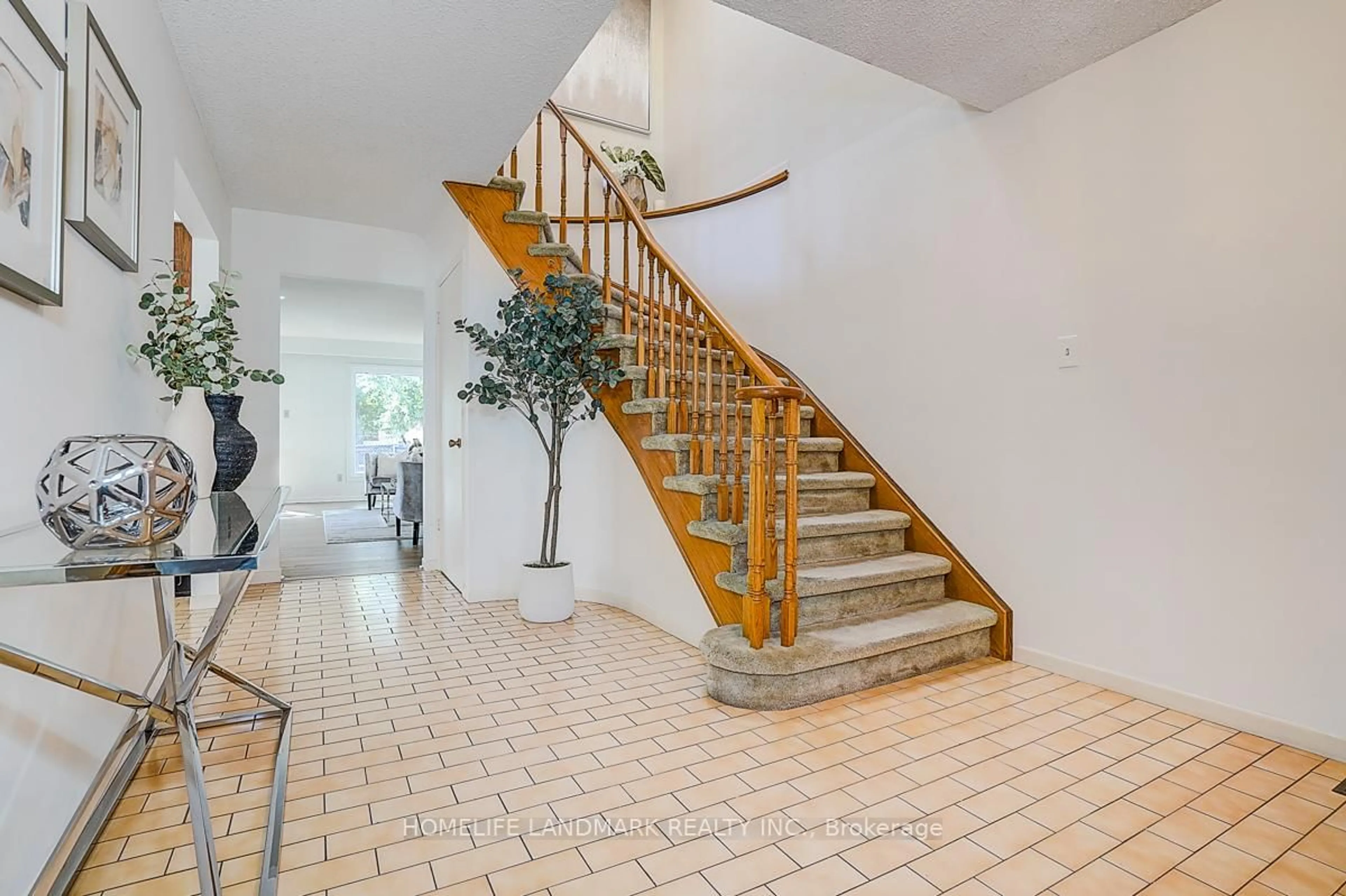 Indoor foyer for 133 Salome Dr, Toronto Ontario M1S 4P8