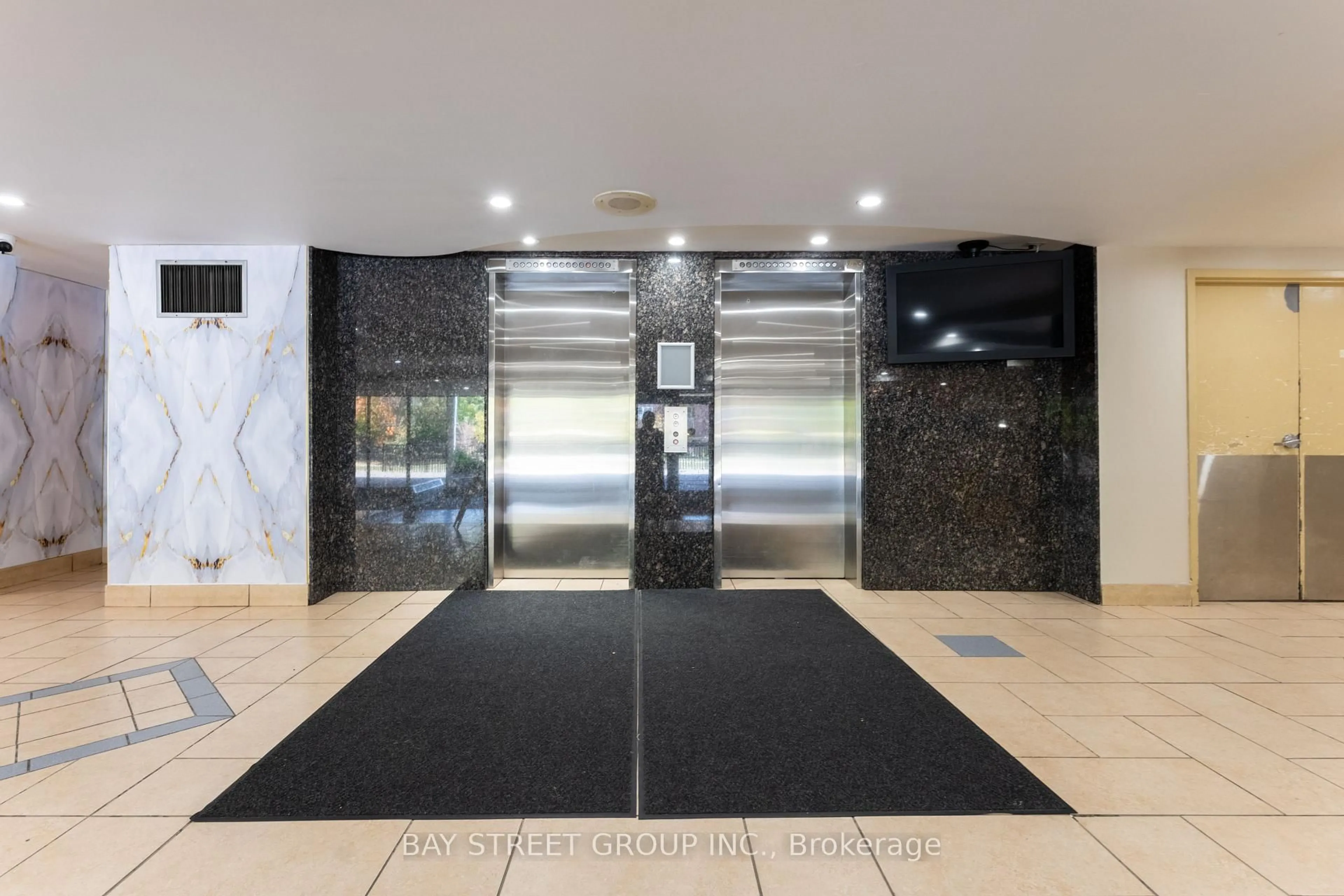 Indoor foyer for 99 Blackwell Ave #211, Toronto Ontario M1B 3R5