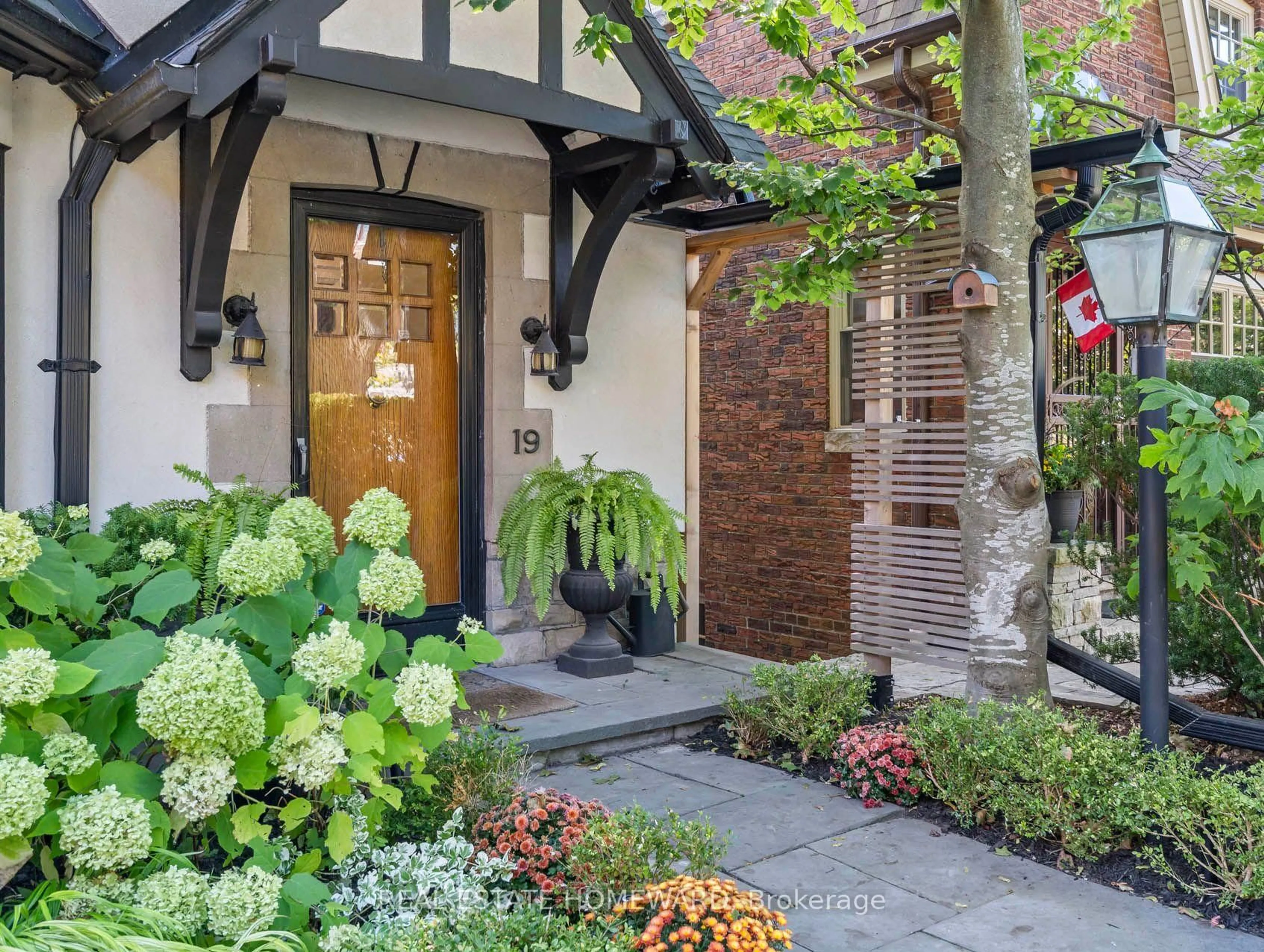 Indoor entryway for 19 Cavendish St, Toronto Ontario M4E 1N9