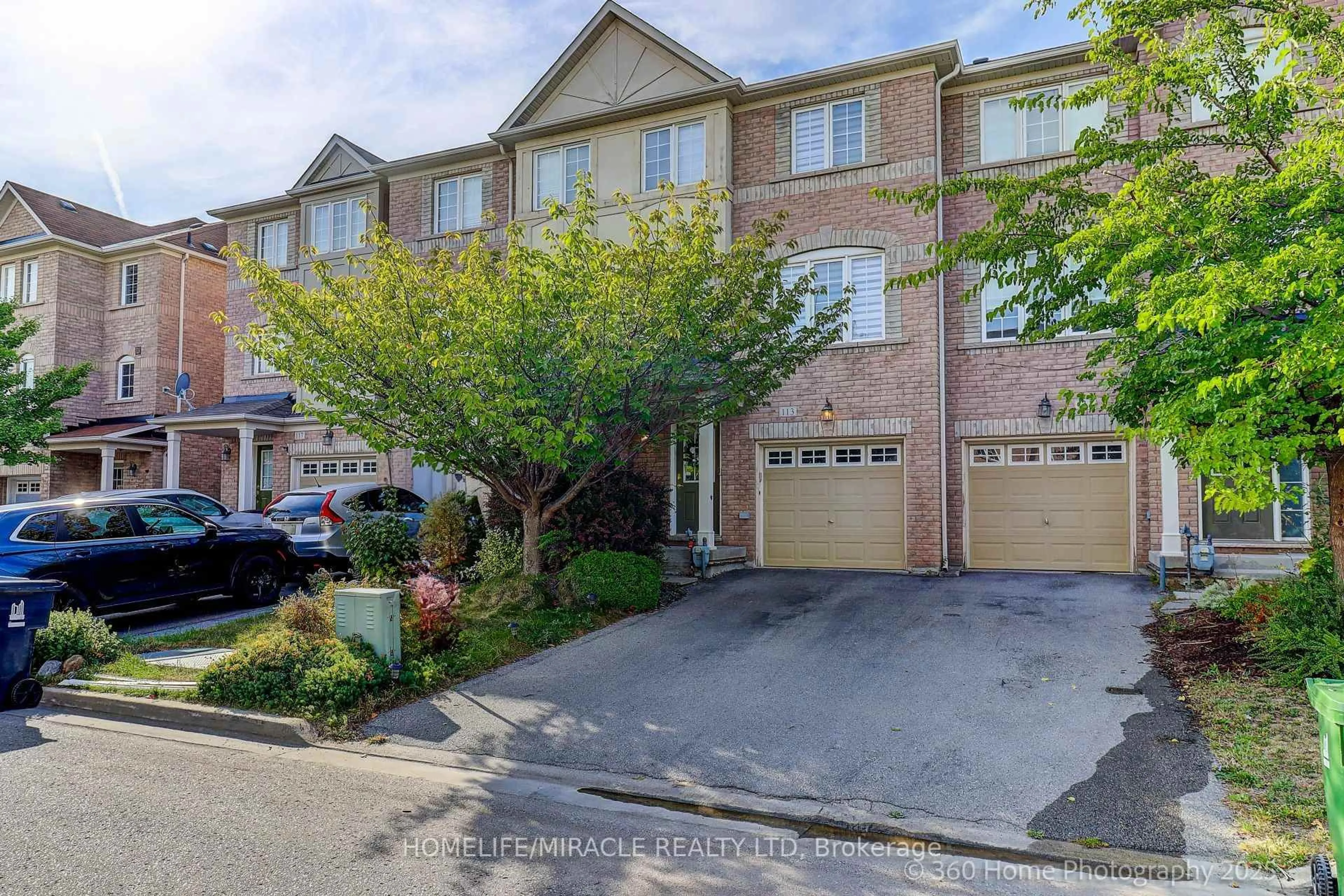 A pic from outside/outdoor area/front of a property/back of a property/a pic from drone, street for 113 Wilkes Cres, Toronto Ontario M1L 0B2