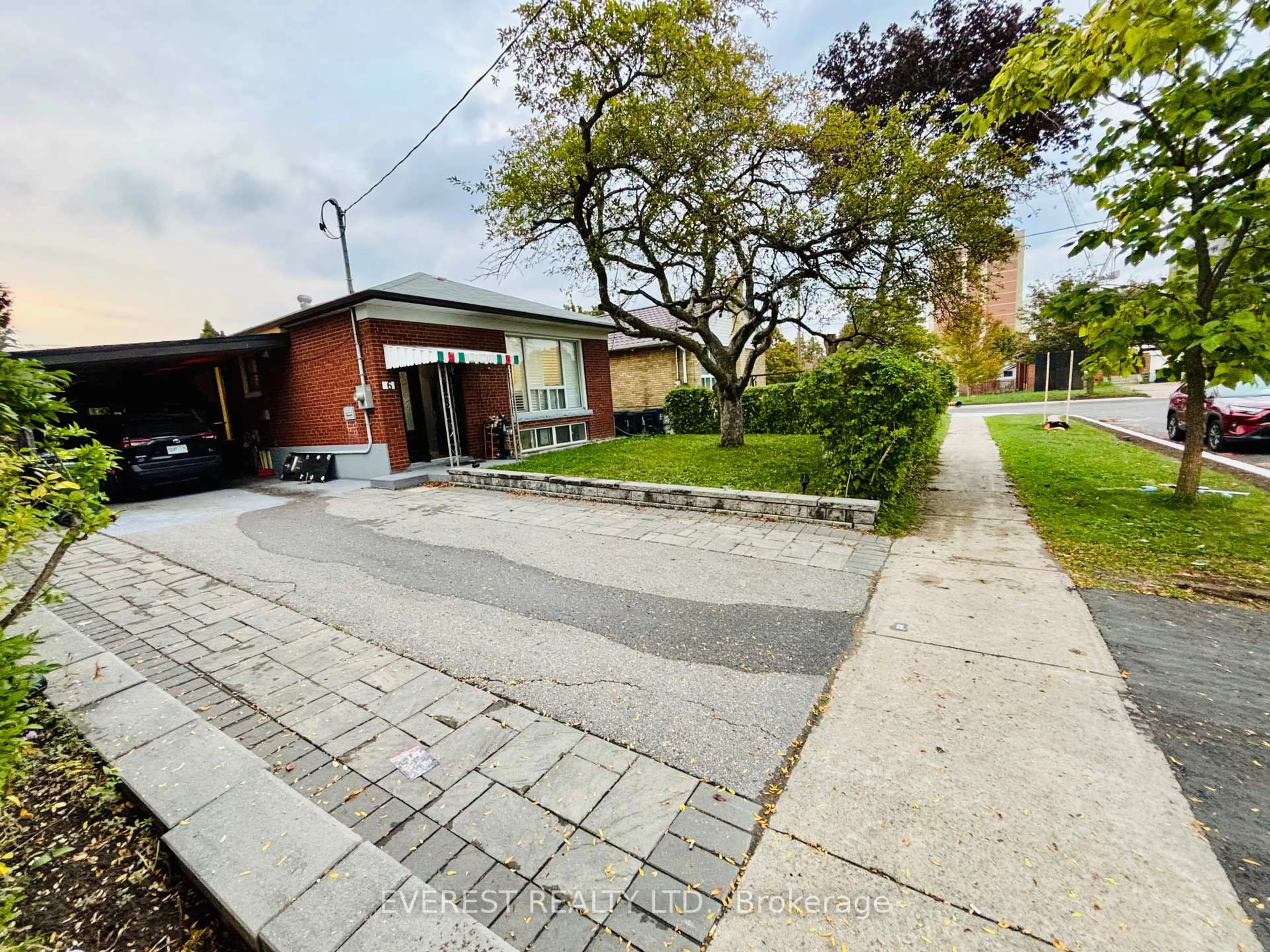 A pic from outside/outdoor area/front of a property/back of a property/a pic from drone, street for 6 Maretta Ave, Toronto Ontario M1K 3X7