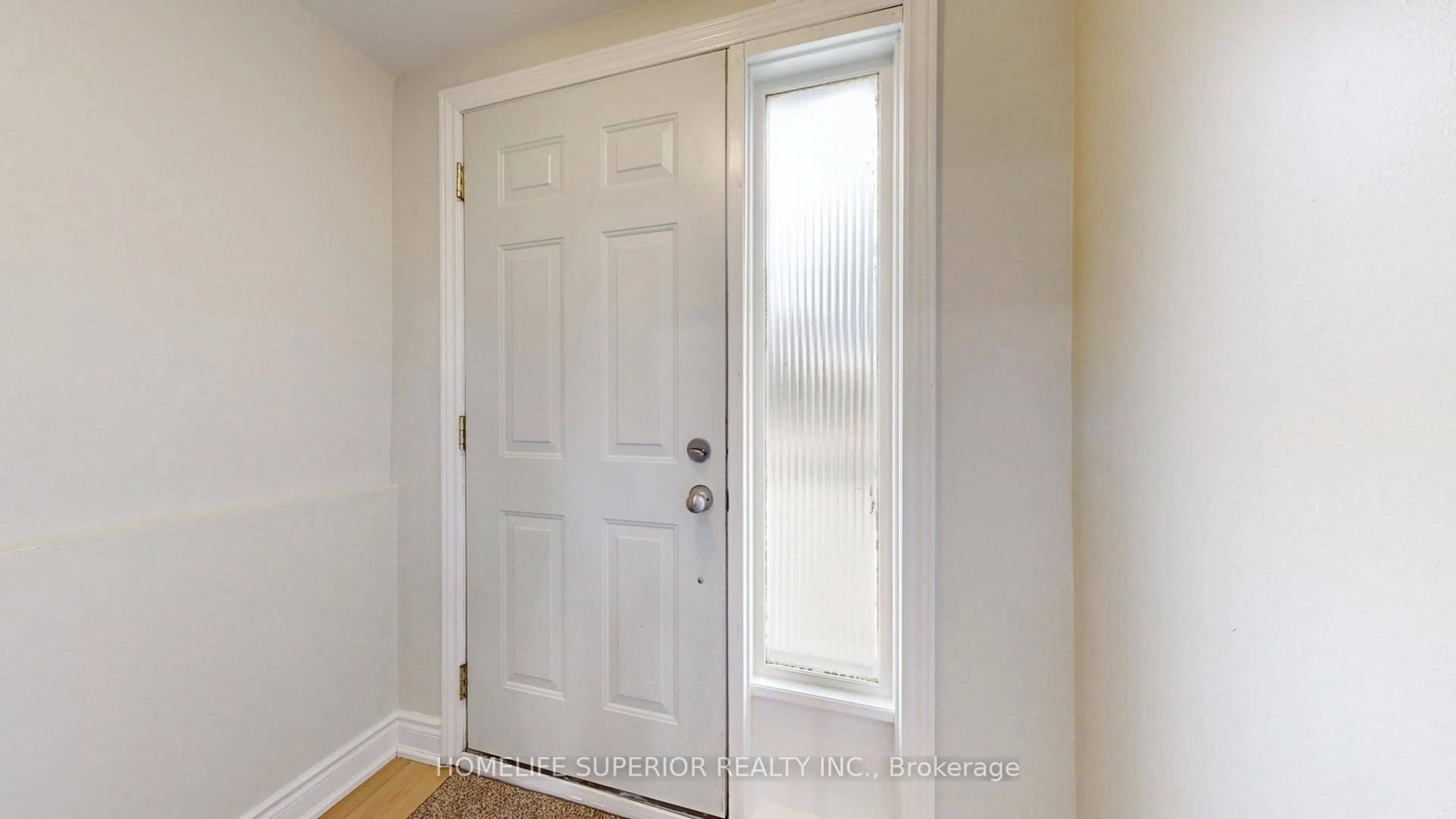 Indoor entryway for 380 Vancouver Cres, Oshawa Ontario L1J 5X9
