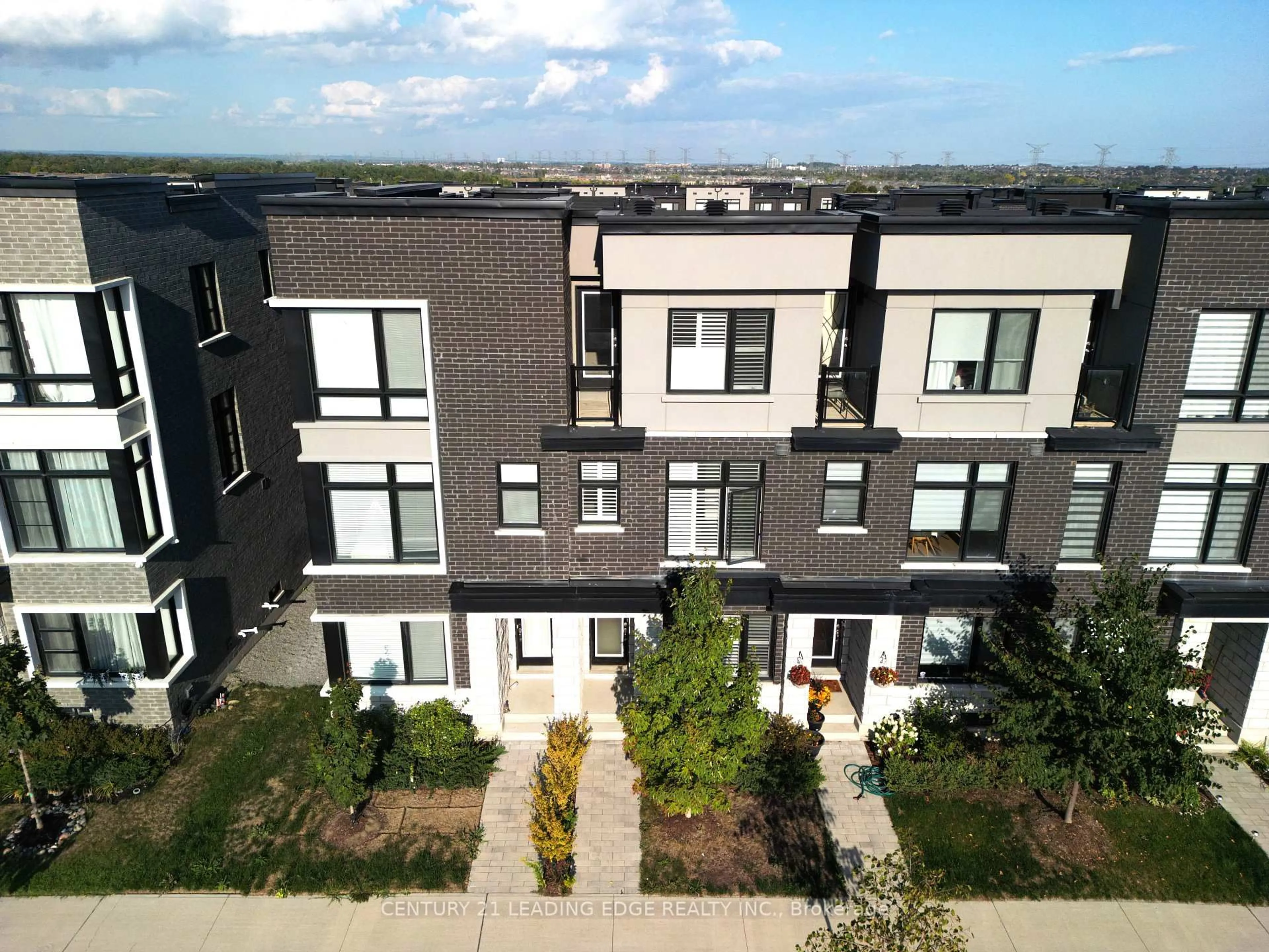A pic from outside/outdoor area/front of a property/back of a property/a pic from drone, unknown for 2644 Castlegate Crossing, Pickering Ontario L1X 0H8