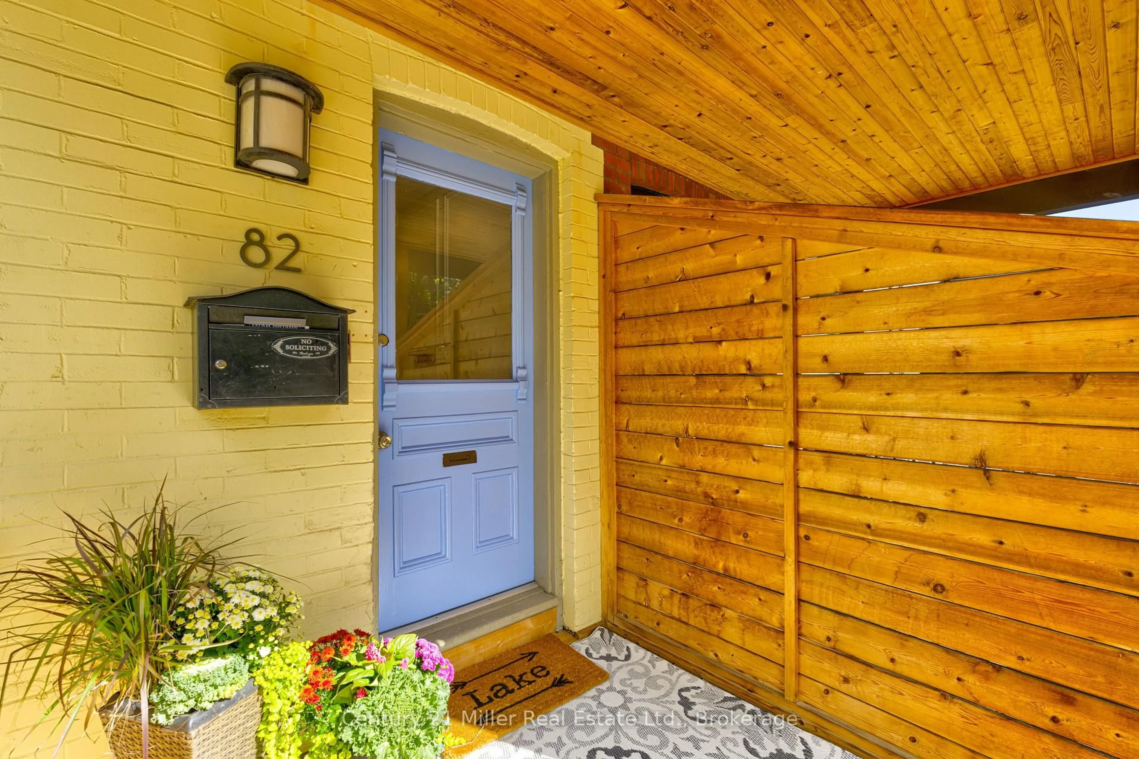 Indoor entryway for 82 Withrow Ave, Toronto Ontario M4K 1C9