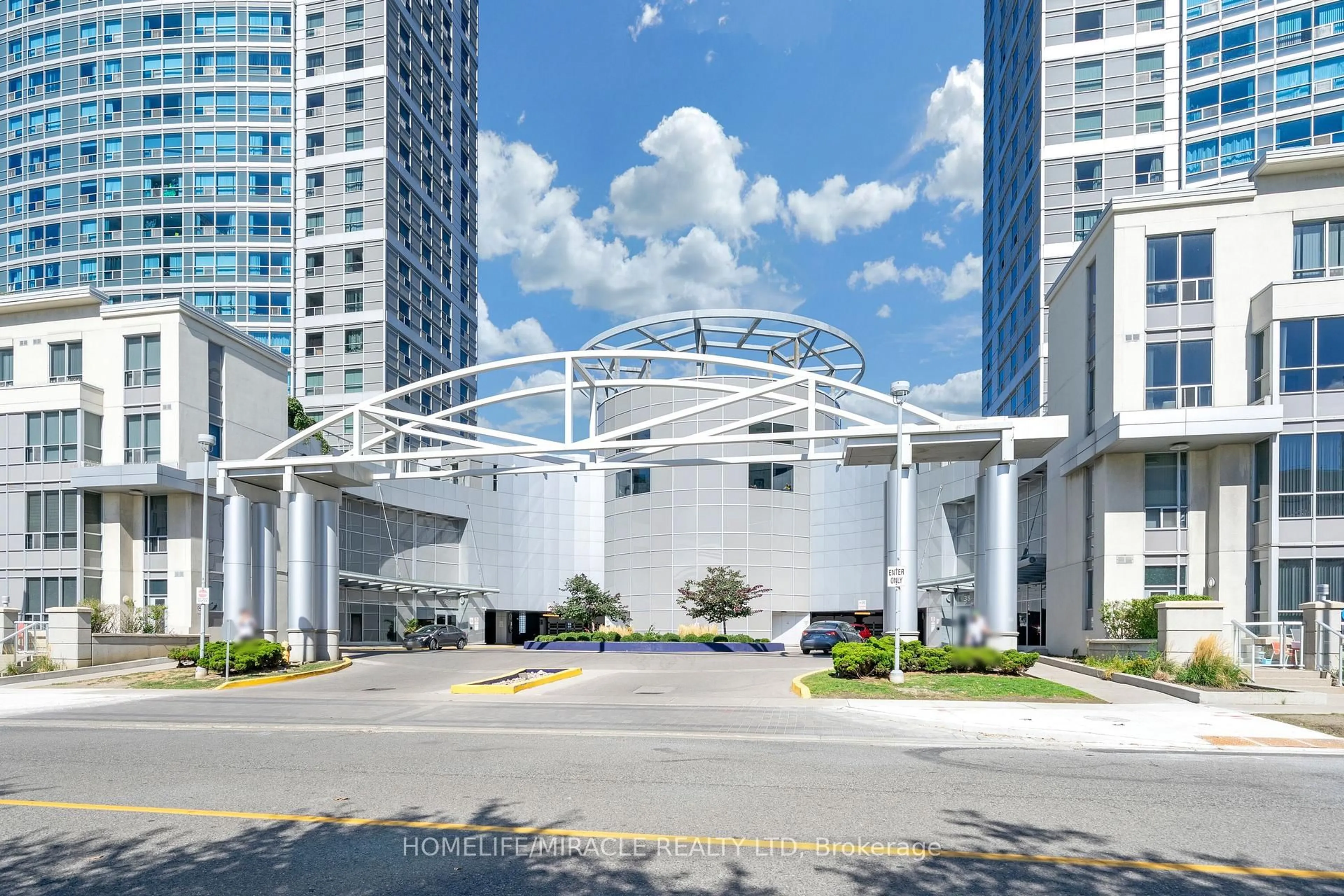 Indoor foyer for 36 Lee Centre Dr #3011, Toronto Ontario M1H 3K2