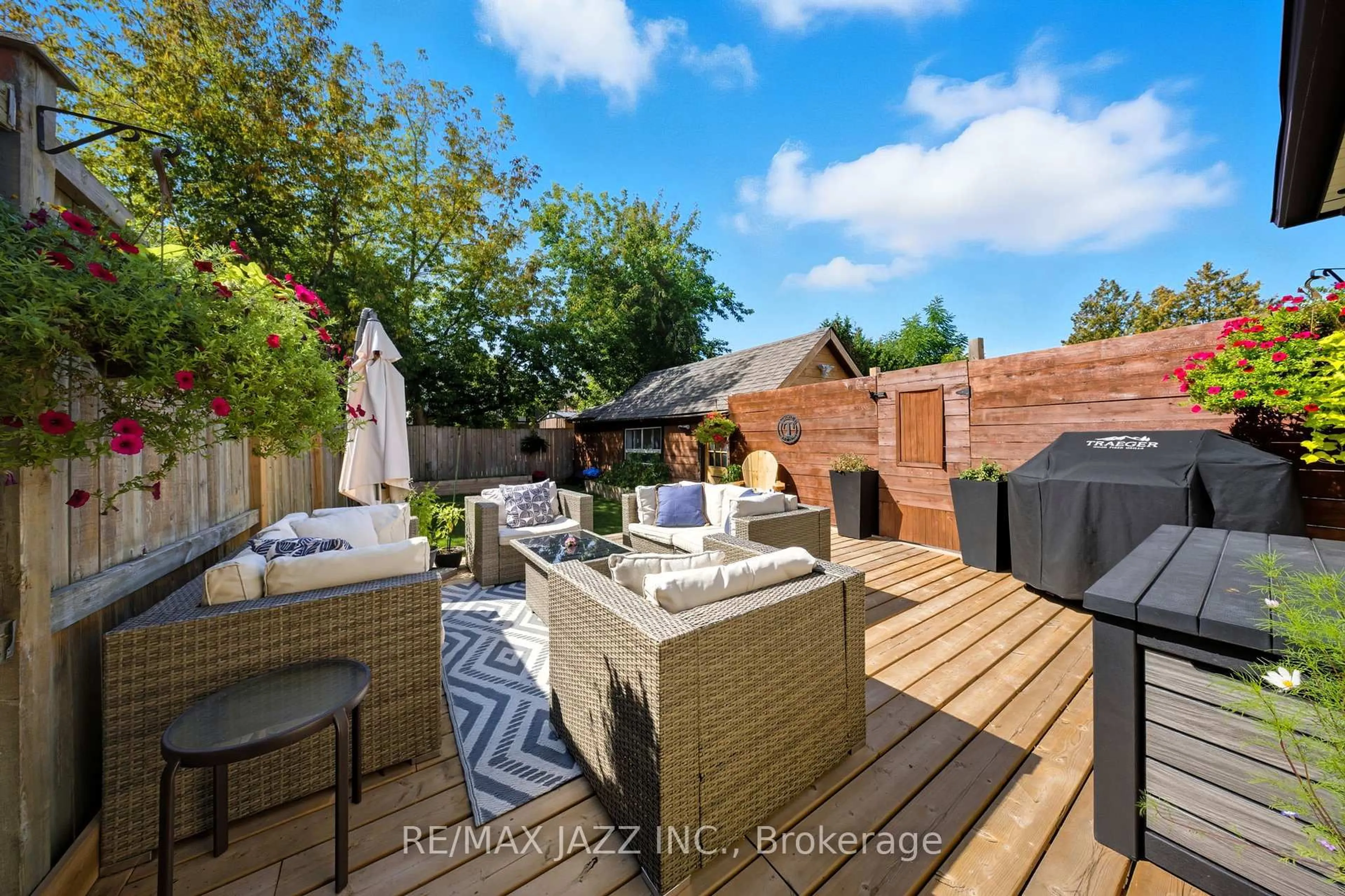 A pic from outside/outdoor area/front of a property/back of a property/a pic from drone, street for 264 Ritson Rd, Oshawa Ontario L1H 5J1