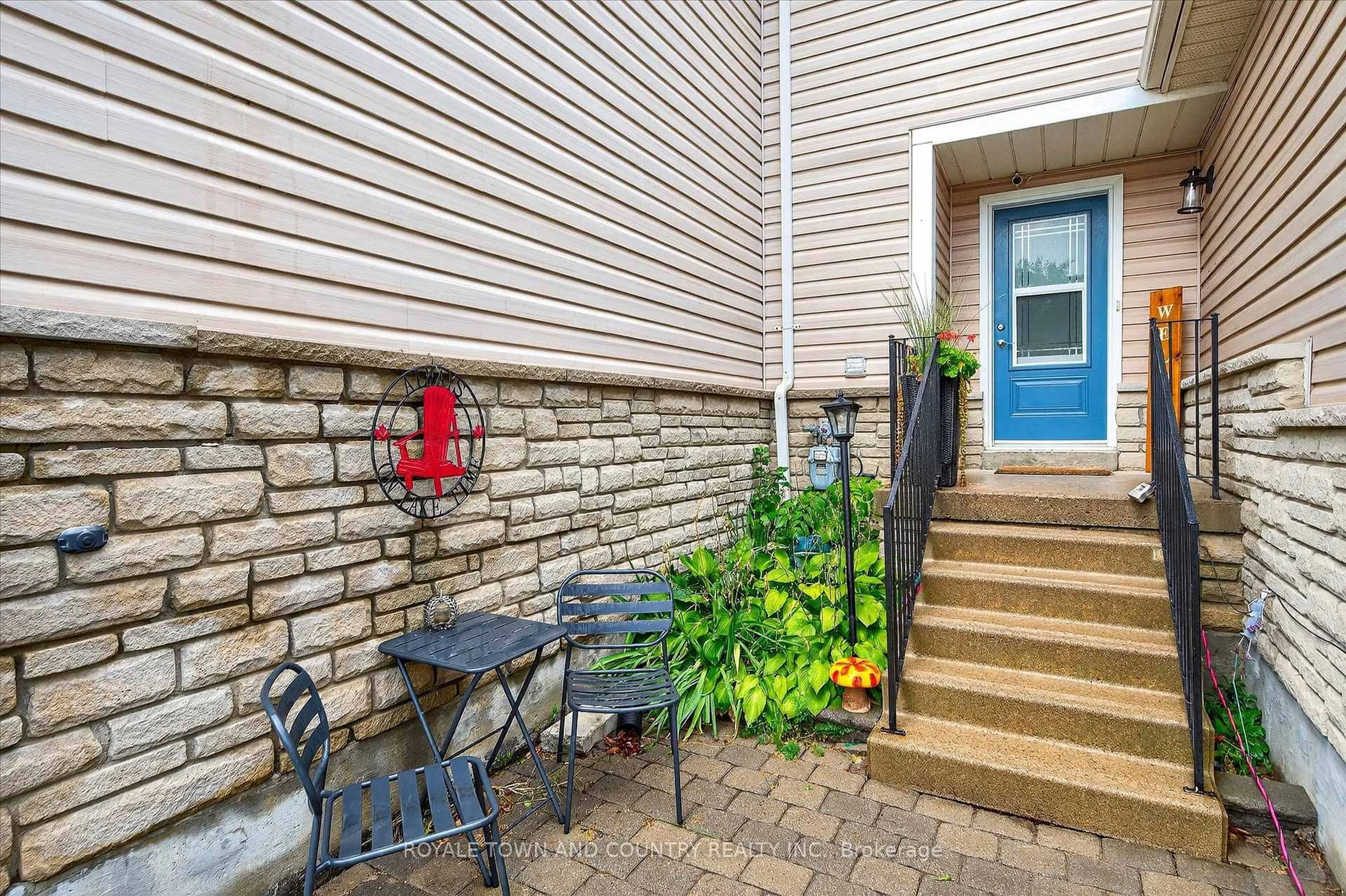 Patio, street for 54 Ivory Crt, Clarington Ontario L1C 5C1