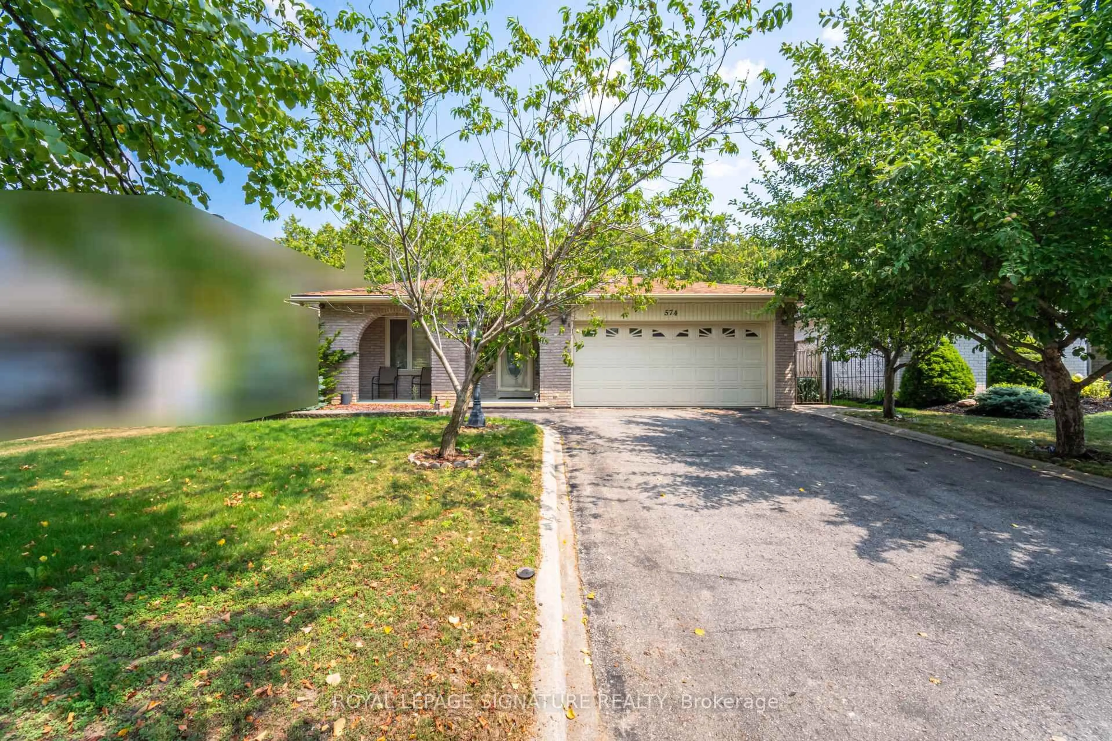 A pic from outside/outdoor area/front of a property/back of a property/a pic from drone, street for 574 Antigua Cres, Oshawa Ontario L1J 6B4
