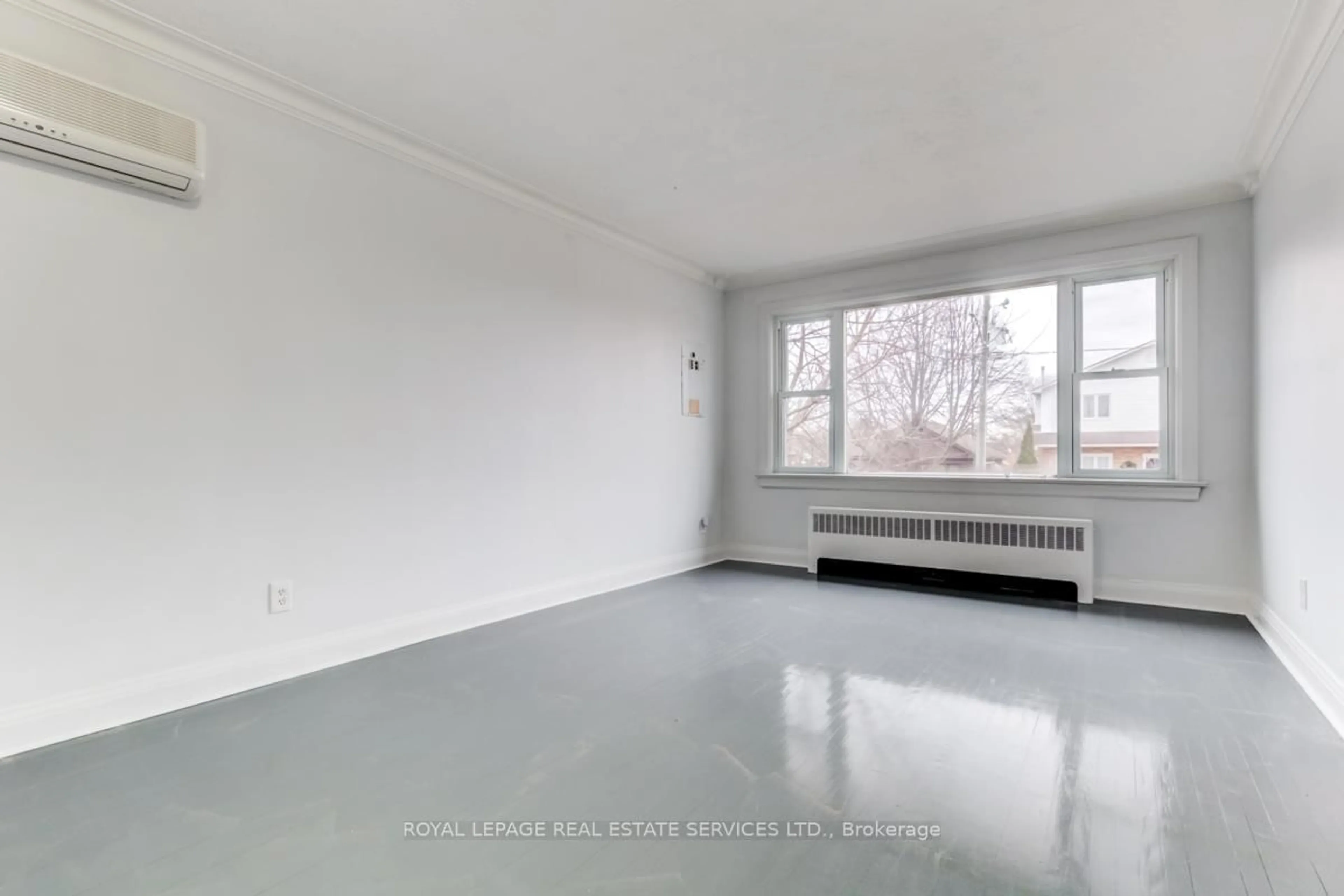 A pic of a room for 122 Chadburn St, Oshawa Ontario L1H 5V4