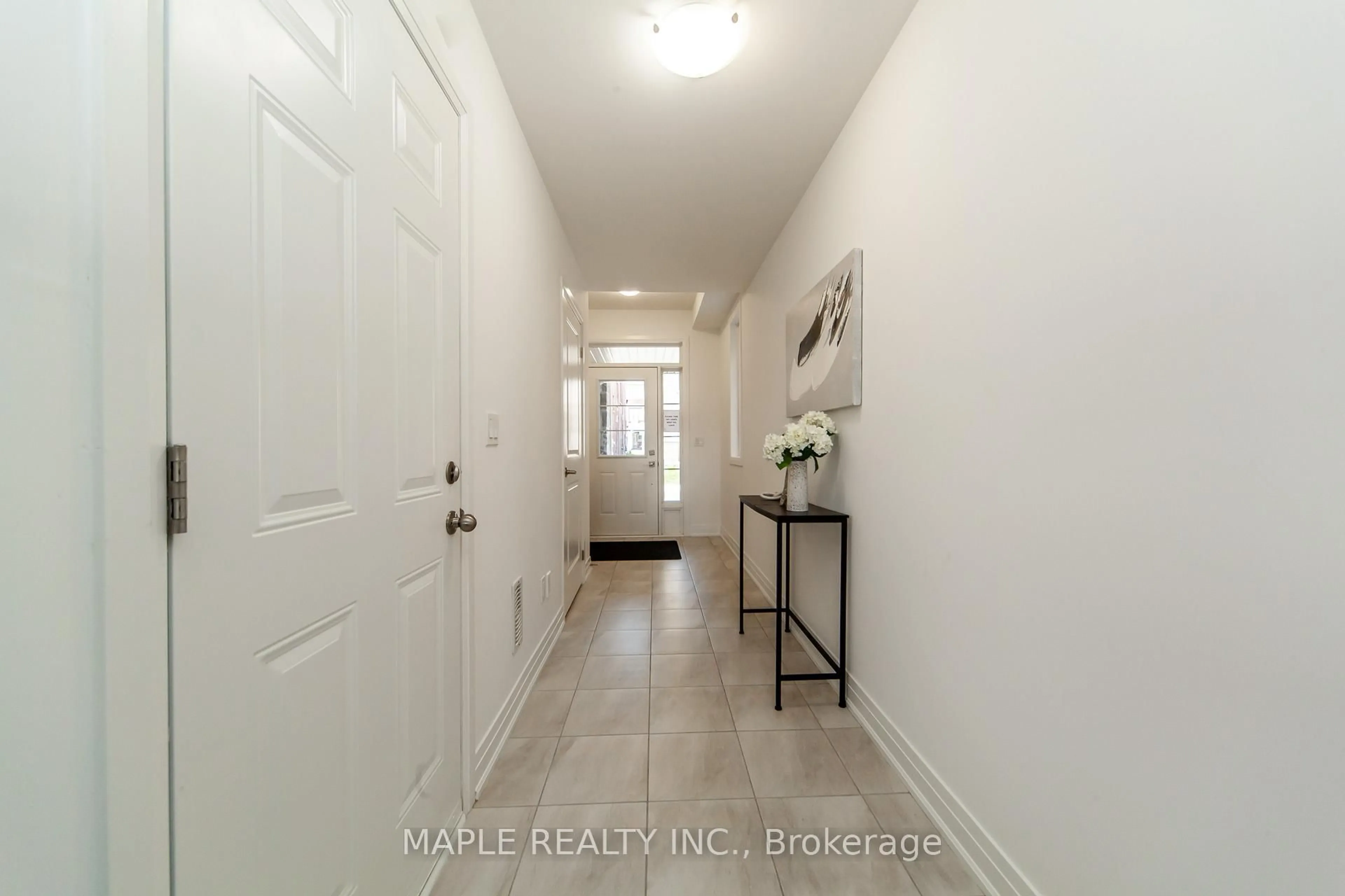 Indoor entryway for 70 Waterside Way, Whitby Ontario L1N 0N1