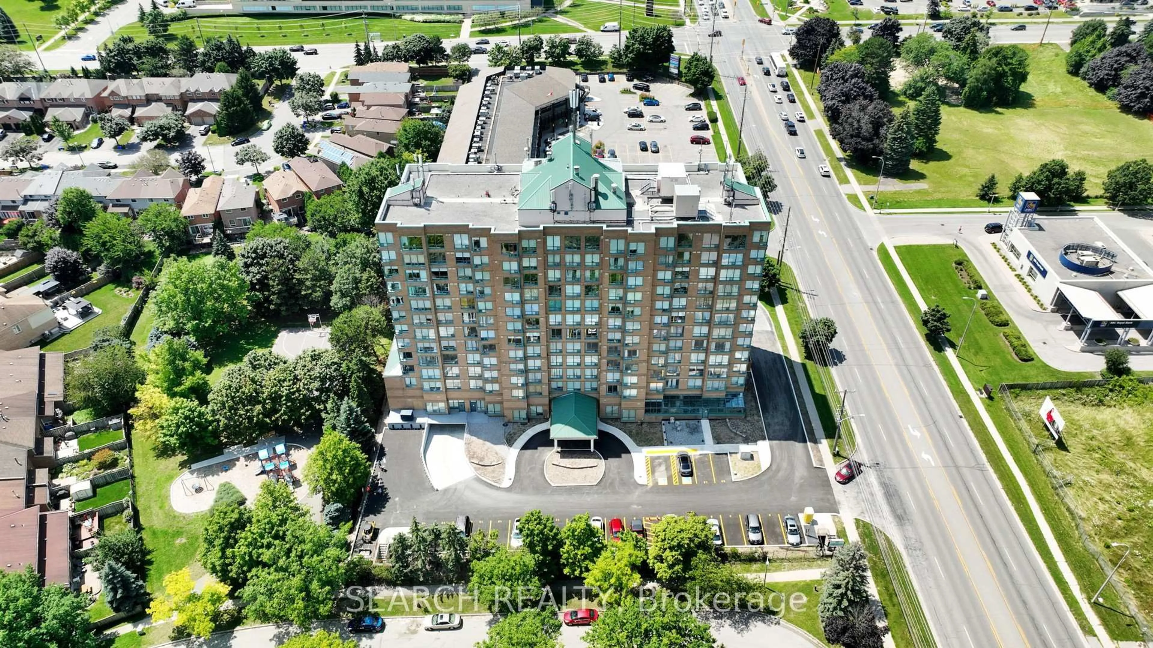 A pic from outside/outdoor area/front of a property/back of a property/a pic from drone, building for 711 Rossland Rd #505, Whitby Ontario L1N 8Z1